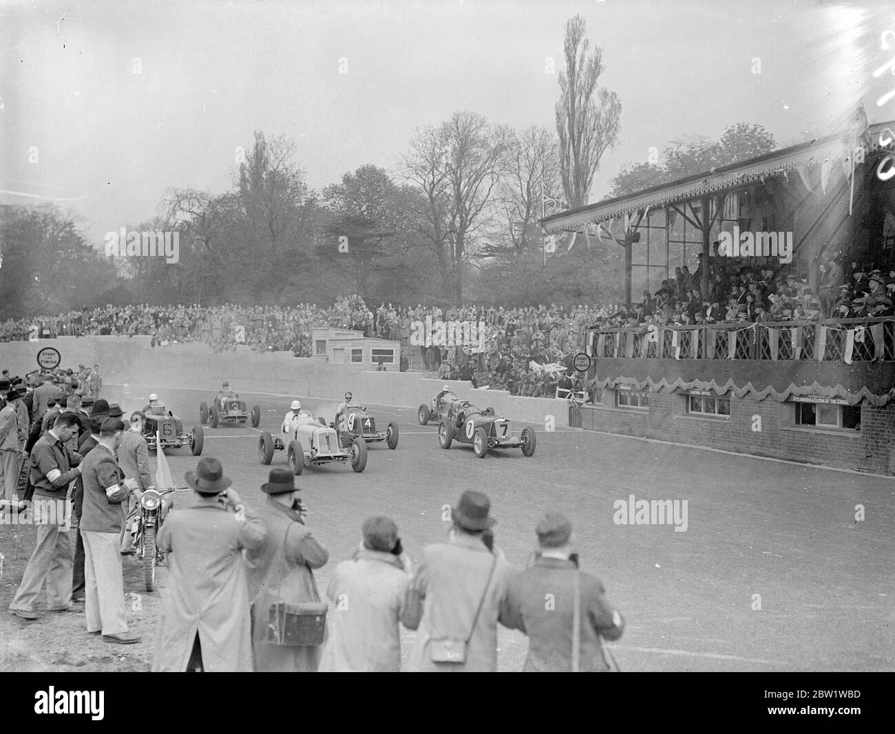 The new road racing track Crystal Palace opened by the Earl Howe. Photo shows the start of a race. 22 April 1 will 937 Stock Photo