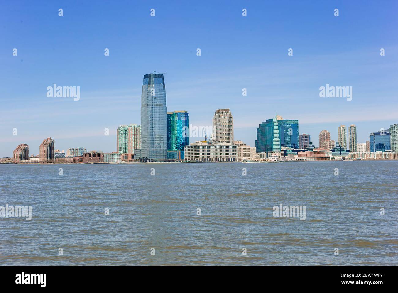 New york skyline sunrise statue hi-res stock photography and images - Alamy
