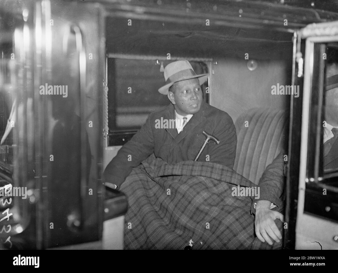 Malayan sultans will arise for Coronation. Britain's gold Kris for king. The Sultan of Pahang (Melaya) arrived at Victoria station, London, to attend the Coronation. As a gift for the King he has brought a gold Kris (the Malay dagger). Photo shows the Sultan of Pahang leaving Victoria, in his car. 14 April 1937 Stock Photo