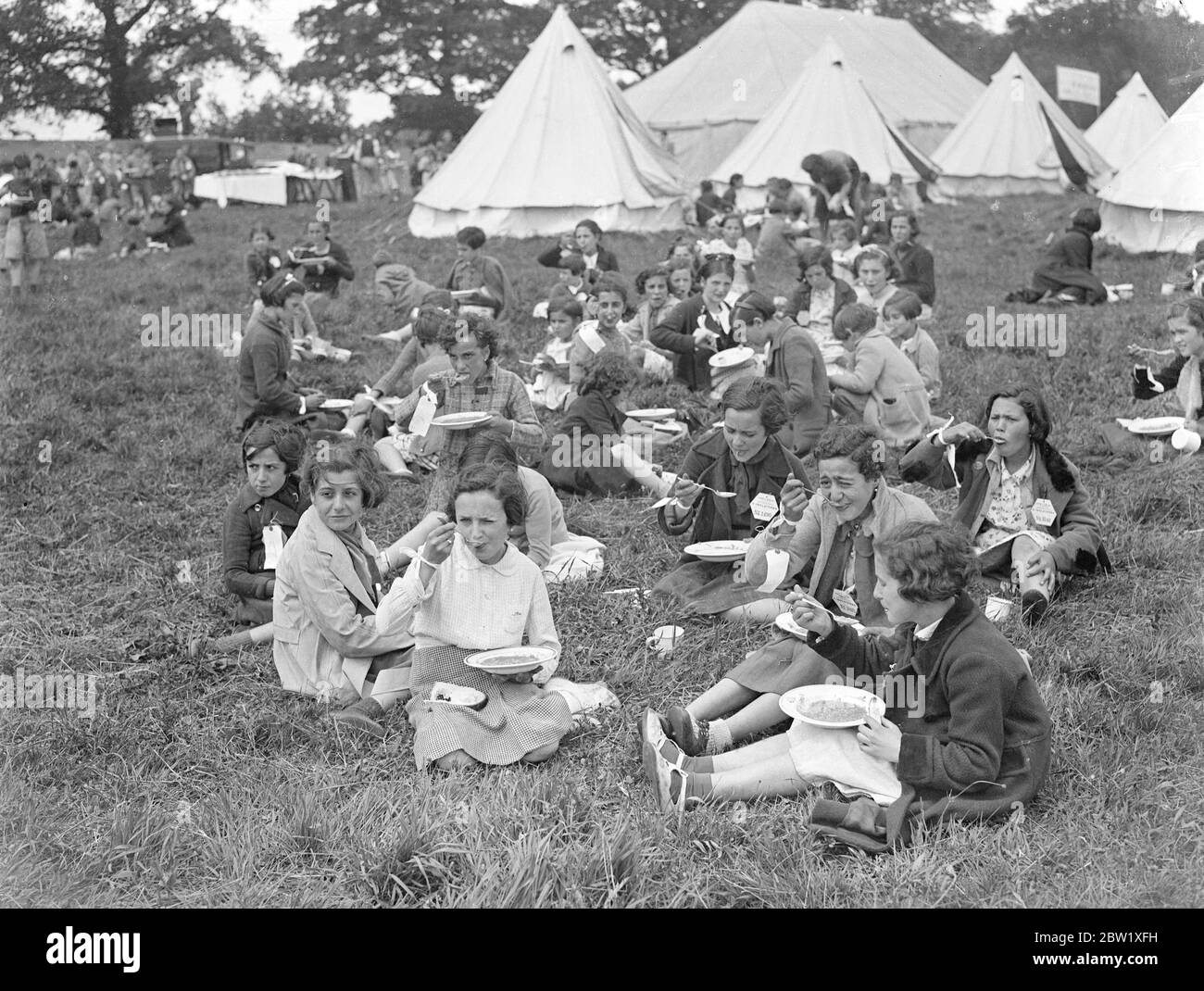 War zone child hi-res stock photography and images - Alamy