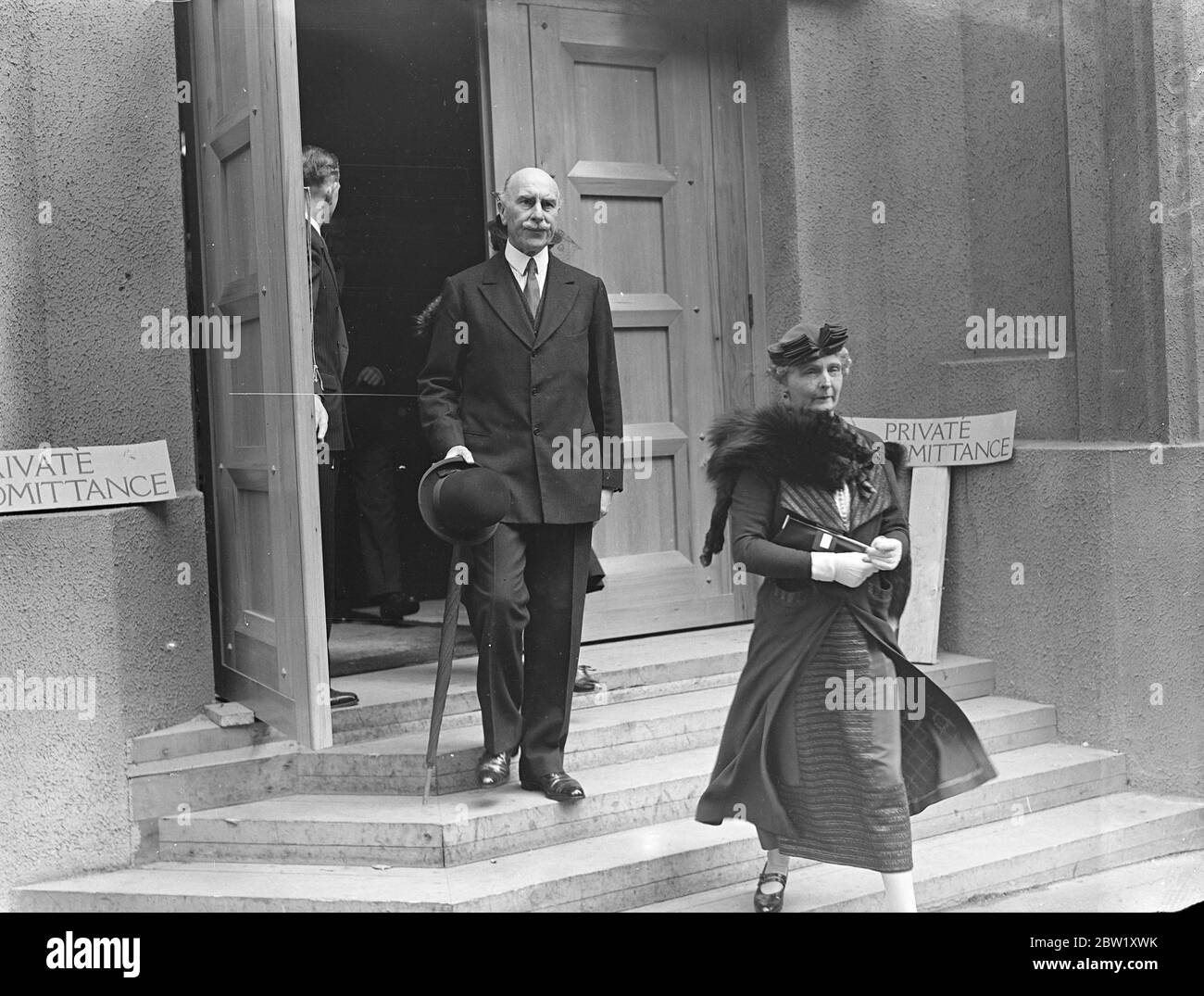 Earl and Countess of Athlone at Coronation rehearsal. The Earl of Athlone and Princess Alice Countess of Athlone attended a Coronation rehearsal in Westminster Abbey. Photo shows, the Earl of Athlone and Princess Alice leaving the Abbey after the rehearsal. 6 May 1937 Stock Photo