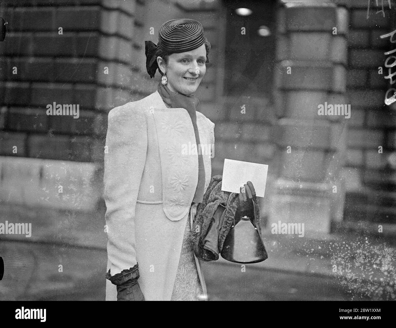 Her fashion at Royal Academy private view. Distinguished art lovers attended the private view of the Royal Academy Exhibition at Burlington House. Photo shows, a striking hat fashion worn by Mrs Ramsay Harvey. It is of black straw with a black bow at the back. 30 April 1937 Stock Photo