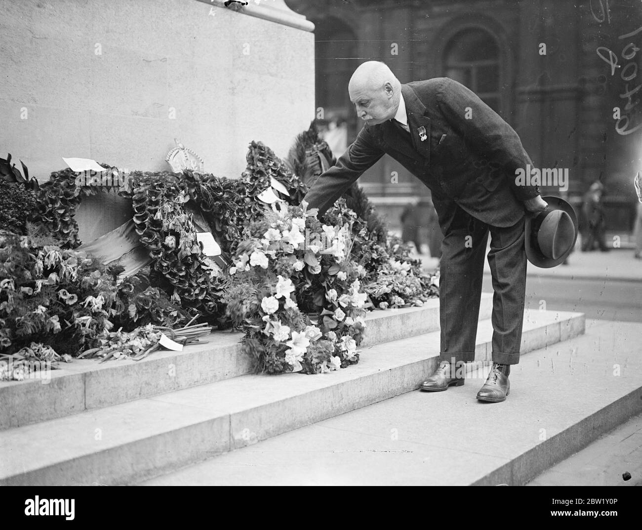 Rhodesian pioneer lays wreath on the Cenotaph. Mr A G Hay, who is in London with the Rhodesian pioneers contingent for the Coronation, laid a wreath on the Cenotaph on behalf of the Rhodesian pioneers of 1890 and 1893. Photo shows, Mr A G Hay laying the wreath. 30 April 1937 Stock Photo