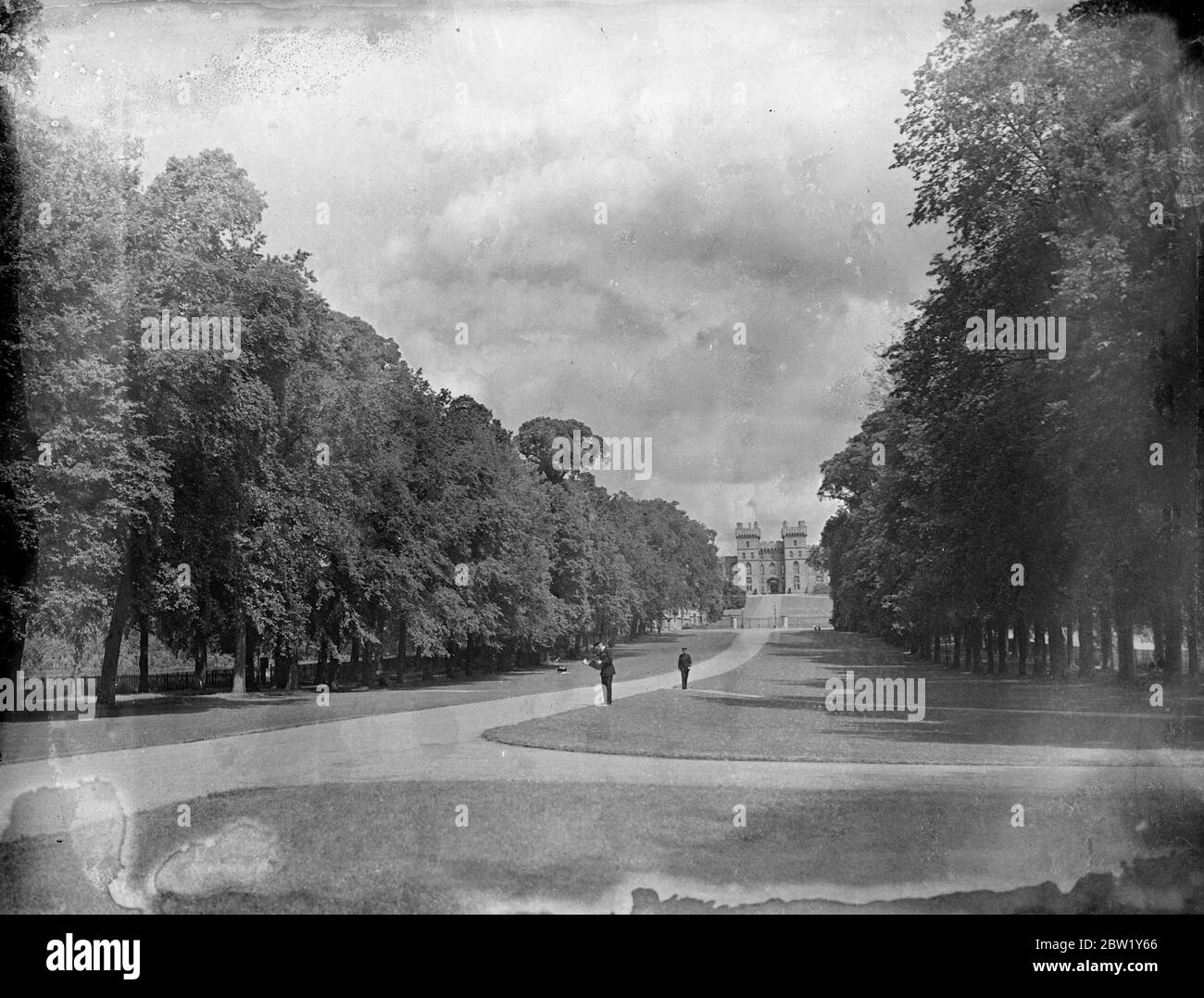 King and Queen to drive down Windsor's famous Long walk. A new picture of the long walk at Windsor Castle, famous for its splendid avenue trees along which the King and Queen will drive on their state entry into Windsor tomorrow (Saturday). 11 June 1937 Stock Photo
