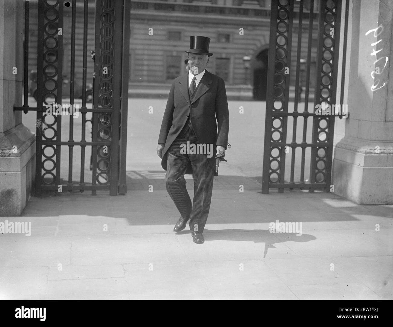 Retiring at Victoria Station Master receives MBE at Investiture. Mr Walter Enves, the retiring Station Master of Victoria receive the MBE when the King held an investiture at Buckingham Palace. Photo shows, Mr Walter Enves, the retiring Victoria Station Master leaving the Palace after receiving the MBE. 11. June 1937 Stock Photo