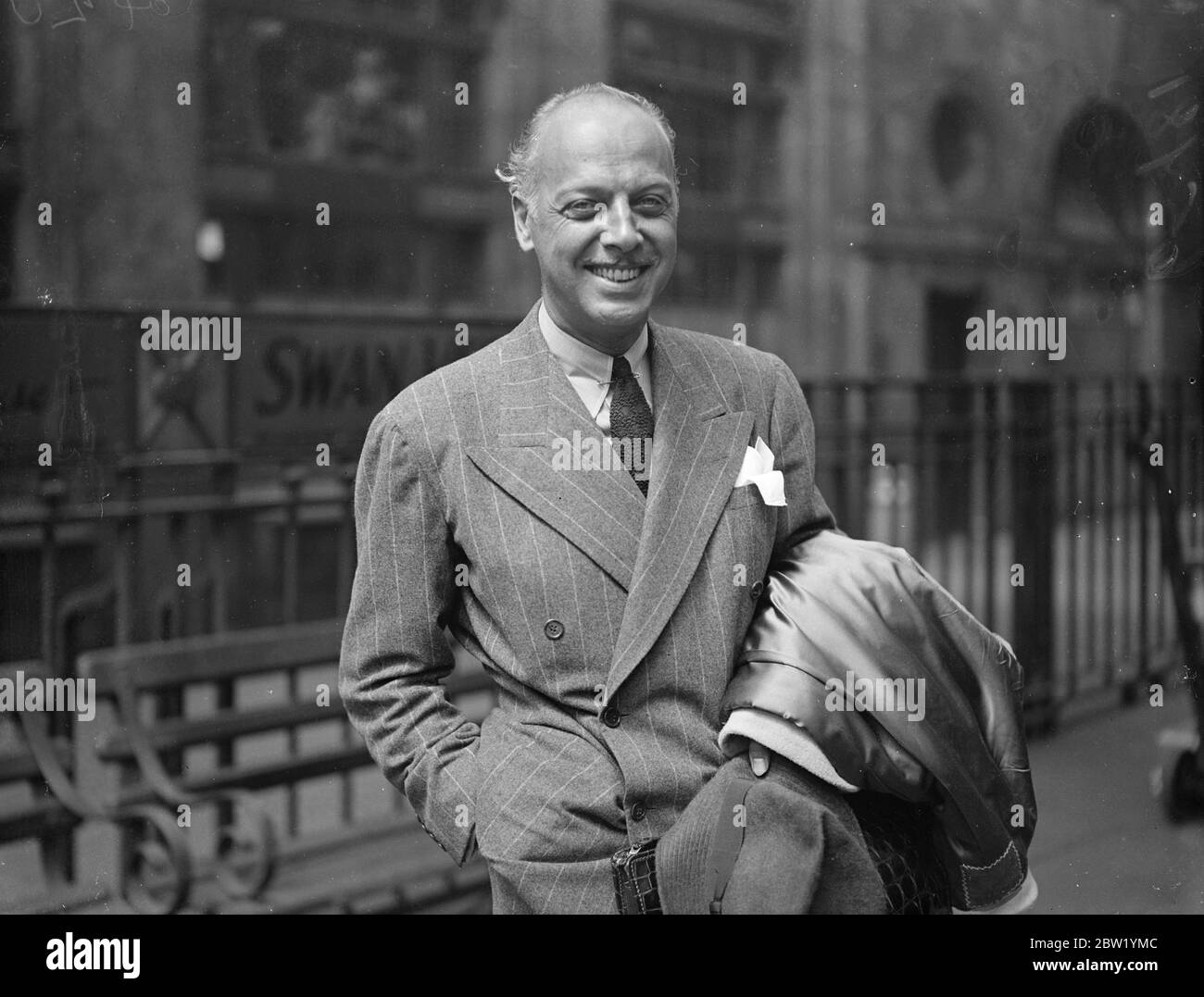 James Mitchell Leison, Hollywood's best dressed producer, arrived at Waterloo station on the 'Normandie'boat train from America to collect material for his new big film 'Big Broadcast of 1938' , which will include London scenes. Photo shows, James Mitchell Leison on arrival at Waterloo. 21 June 1937 Stock Photo