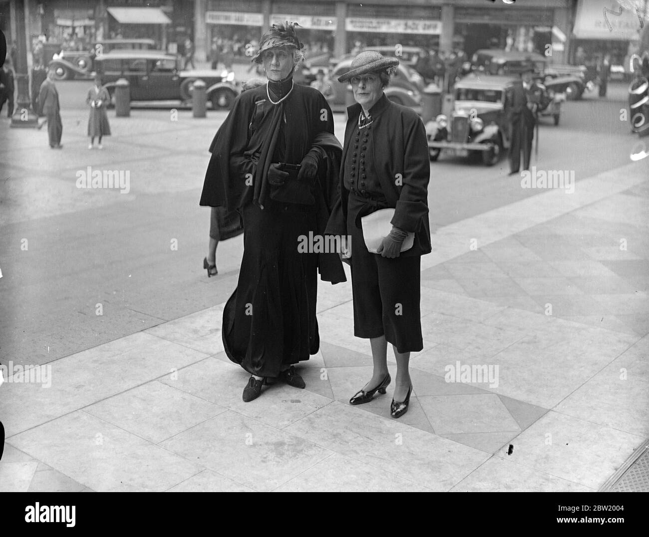 Miss Violet Vanbrugh (left) and her sister, Miss Irene Vanbrugh, the actress, arriving at St Paul's Cathedral for the memorial service for Sir James Barrie. 30 June 1937 Stock Photo