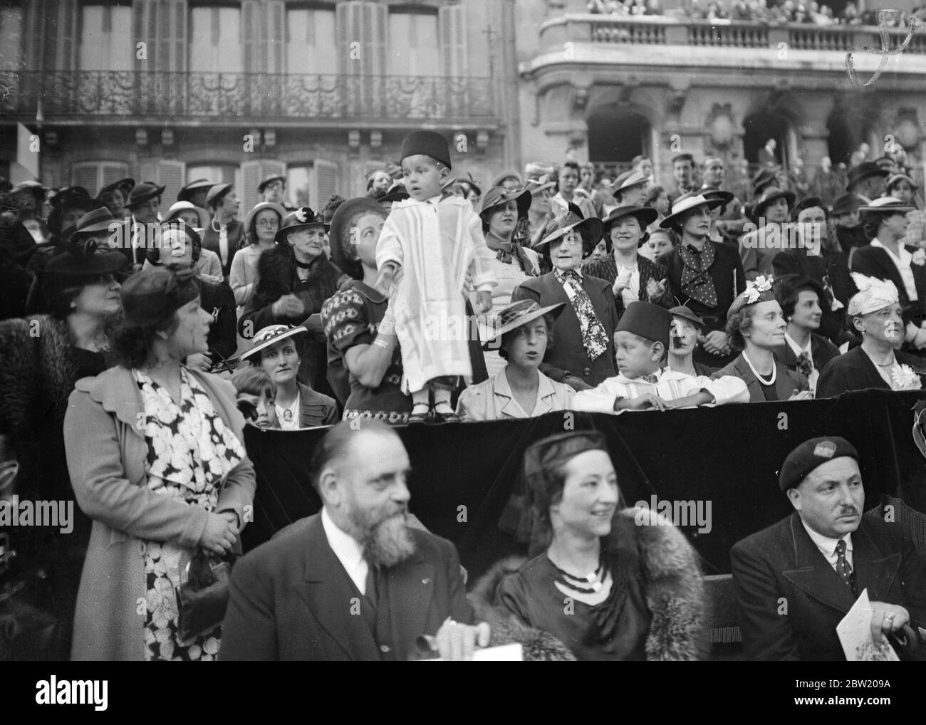 Commemorating the 148th anniversary of the fall of Bastille in the French revolution a million workers passed through Paris in the July demonstration. President Lebrun, King Carol of Romania and Sultan Sidi of Moroco watched the parade near the Arc de Triomphe. 14 July 1937. Stock Photo
