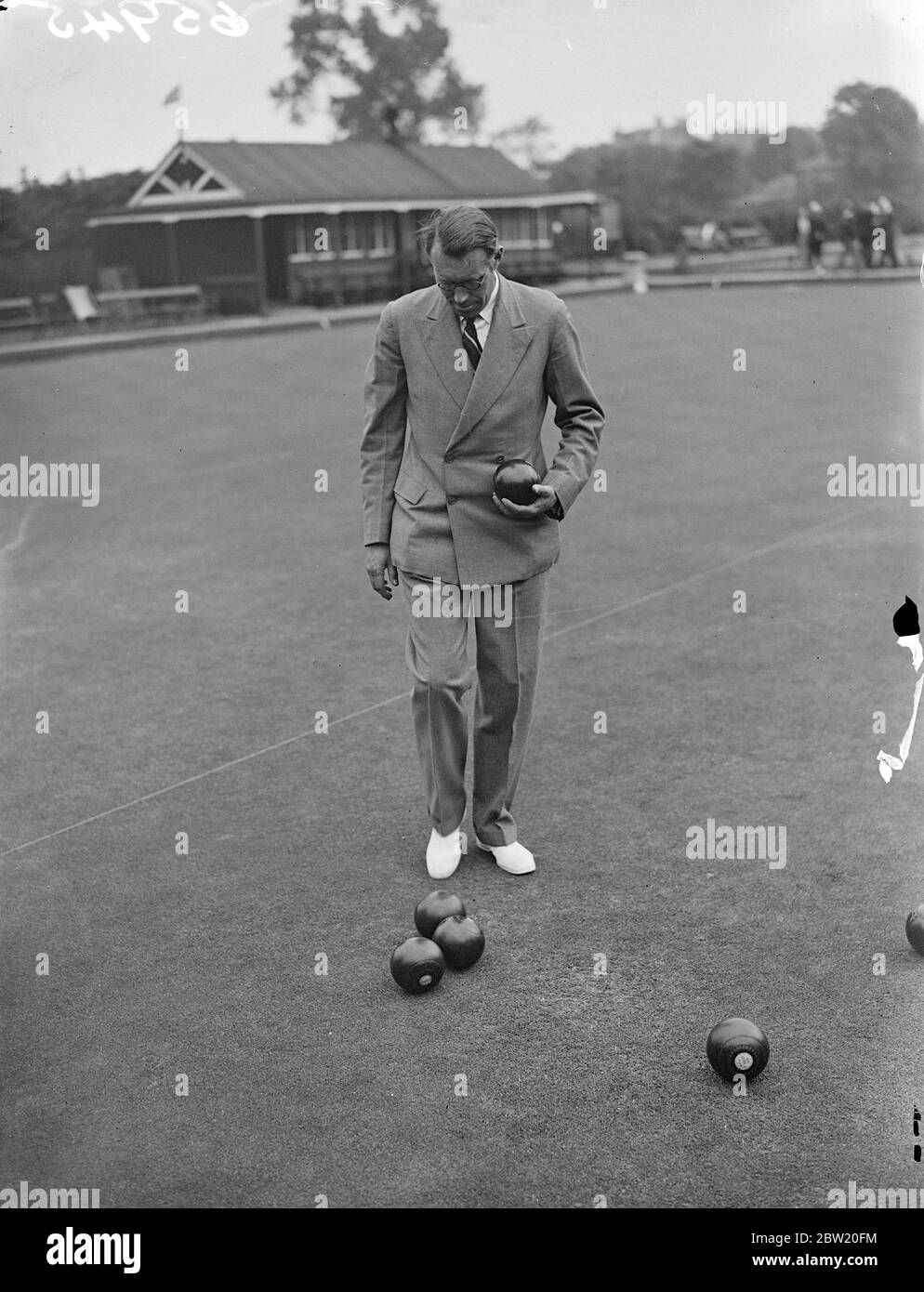 Westminster's Mayor competes in bowls tournament. Mayors of London boroughs, competed in the Metropolitan Mayors bowls match at the Brownswood Club, Green Lane, London. Photo shows, Councillor the Hon Arthur Howard, Mayor of Westminster photographed during the match. 26 June 1937 Stock Photo