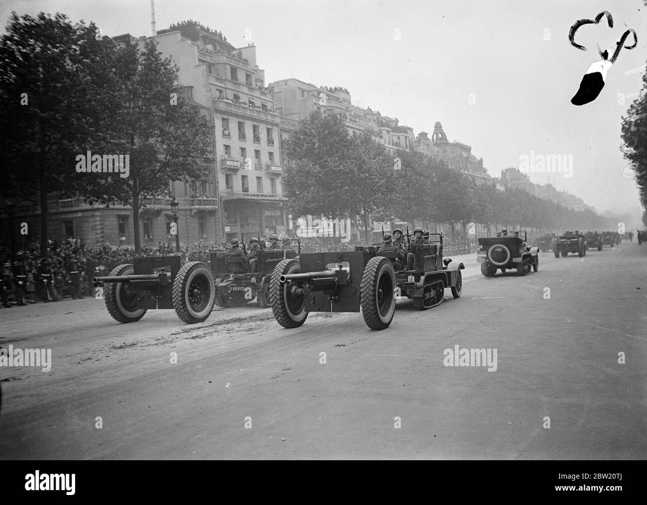 Heavy artillery line the streets of Paris, Commemorating the 148th anniversary of the fall of Bastille in the French revolution a million workers passed through Paris in the July demonstration. President Lebrun, King Carol of Romania and Sultan Sidi of Moroco watched the parade near the Arc de Triomphe. 14 July 1937. Stock Photo