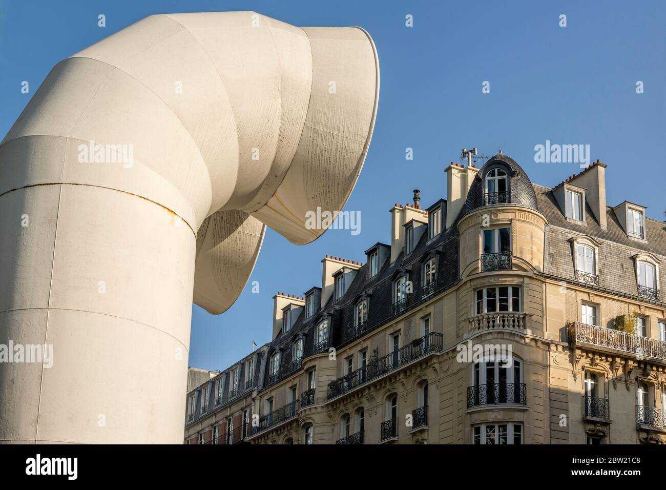 Centre Georges Pompidou architecture and Haussmann building, Beaubourg, Ile de France, Paris 4eme arr, France Stock Photo