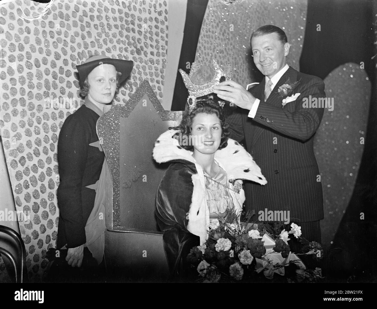 Miss Evelyn Vaughn, a 20-year-old Lee-on-Sea who was crowned carnival queen of Southend by Mr Clive Brooke, the film actor at the carnival. Miss Vaughn was chosen by the public and will be the central figure in the Southend carnival week open August 23. 14 August 1937. Stock Photo