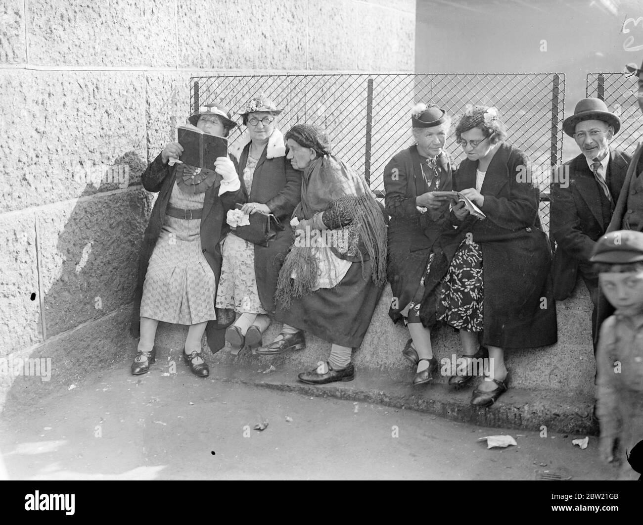 Jewesses casting their sins on the waters from Tower Bridge steps. At the beginning of their New Year many Jews gathered at Tower Bridge to carry out the ceremony at the Jewish New Year festival Rosh Hashanah-inaugurates 10 days of penitence. 6 September 1937. Stock Photo