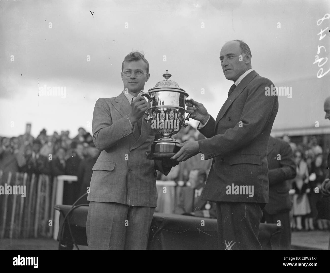 Lord Swinton, the air minister presenting C.E Gardener flying a percival Mew Gull, one the King cup air race for the second year in succession. Second with 63-year-old brigadier general A.C Lewin who bought his Milea whitney machine all the way from Kenya to compete. 11 September 1937. Stock Photo