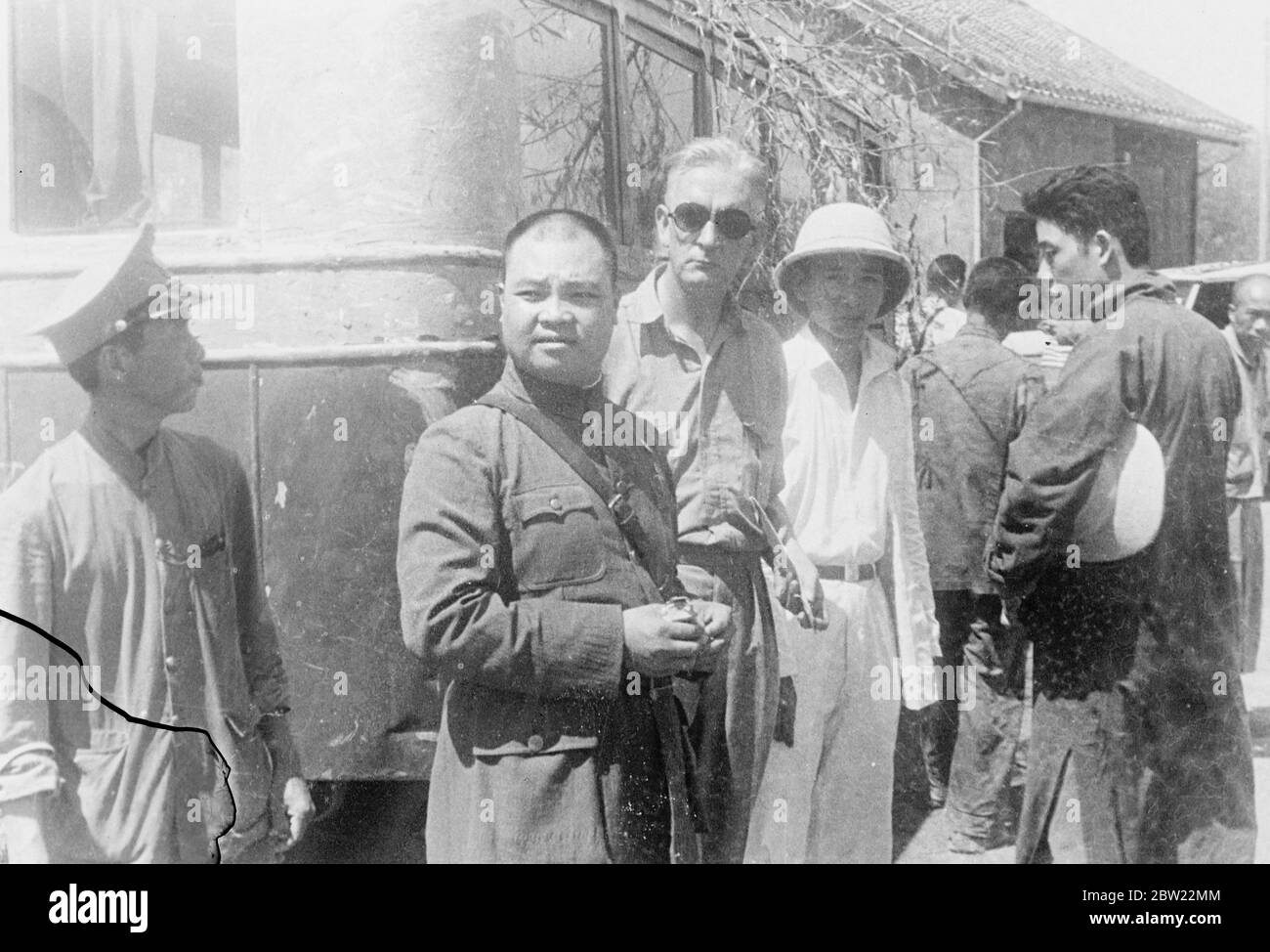 H.R Ekins, United Press correspondent, talking with Chinese troops who are holding an important military Highway crossroads at Ta Taang, 36 miles from Shanghai. 8 September 1937 [?] Stock Photo