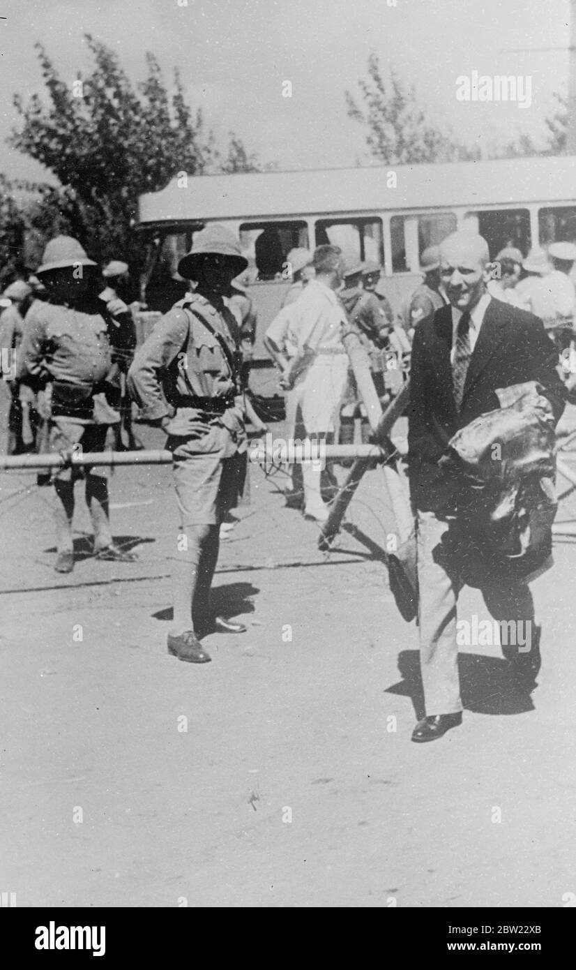Hundred convicts, many Chinese were released when the Ward road Gaol Shanghai, the largest prison in the world, had to be evacuated during the Sino-Japanese fighting. The prison was hit several times by shells. A foreign the briskly departing after his unexpected release. 8 September 1937 [?] Stock Photo