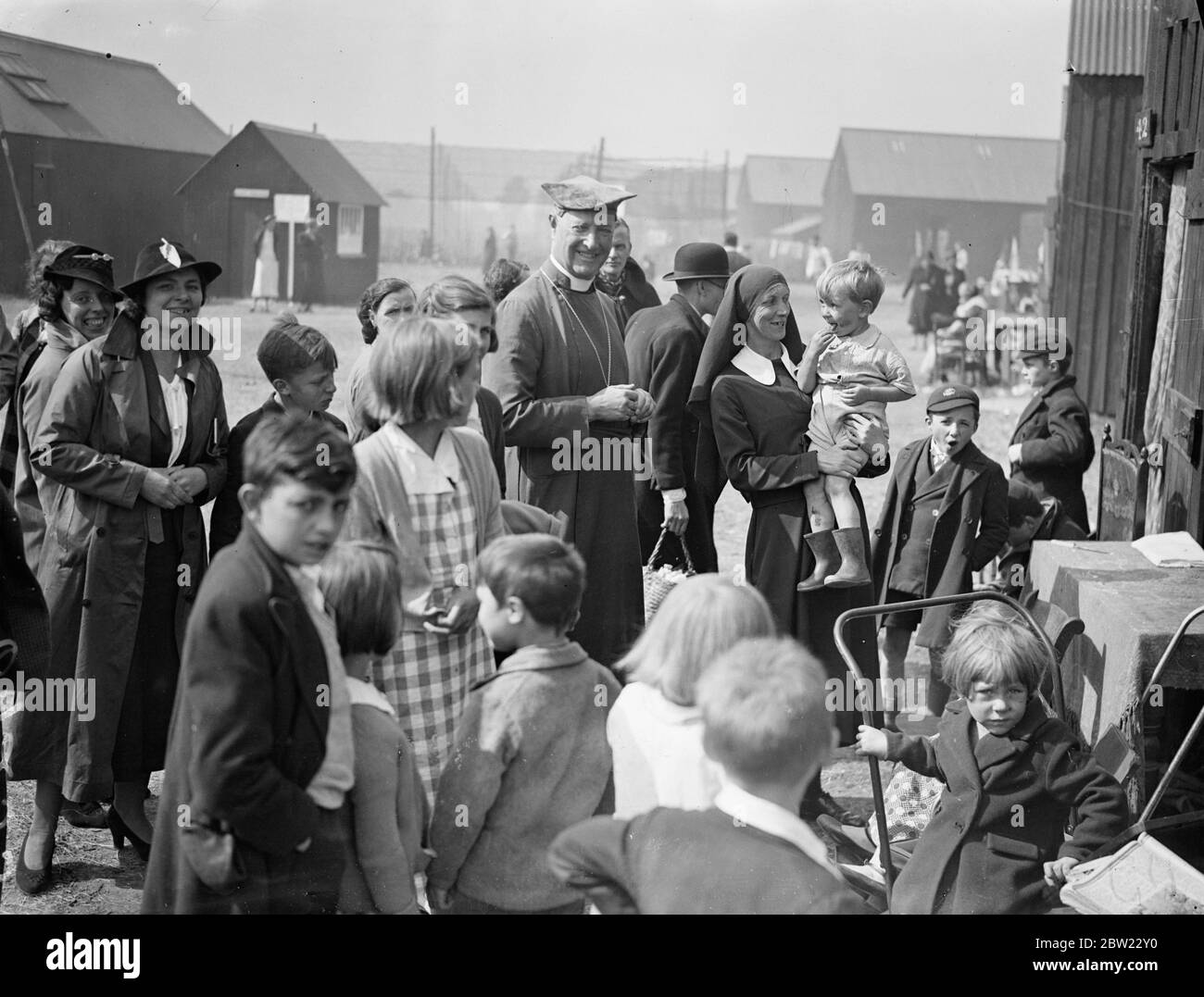 Dr Linton Smith the Bishop of Rochester paid the annual visit to the Kentish hop fields and health services for the pickers, at Crowhurst farm, East Peckham, Kent. 12 September 1937. Stock Photo