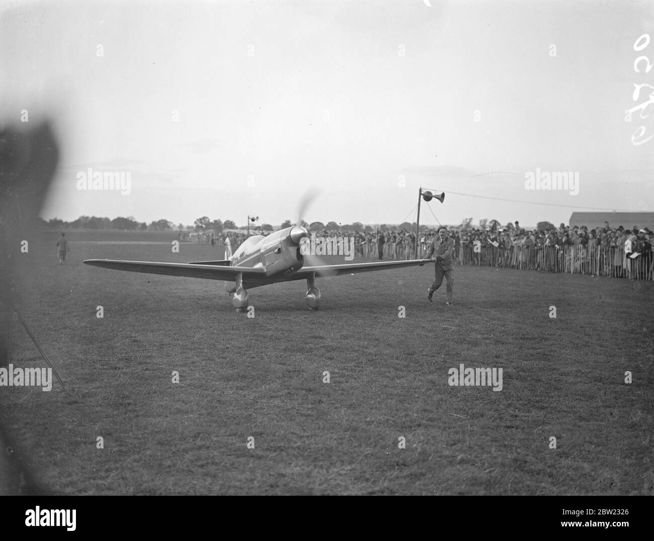 C.E Gardener's plane landing at the aerodrome at the finishing point. He was flying a percival Mew Gull, at the King's cup air race for the second year in succession. Second with 63-year-old brigadier general A.C Lewin who bought his Milea whitney machine all the way from Kenya to compete. 11 September 1937. Stock Photo