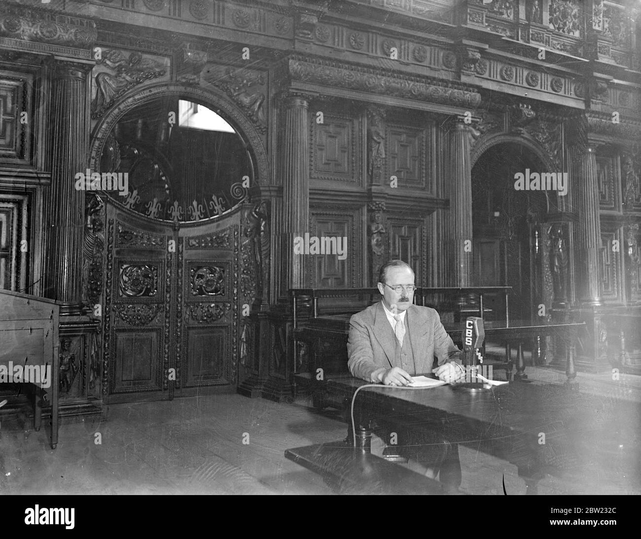 G.B. Harrison recording for Columbia Broadcasting System CBS at the Middle Temple Hall in London. The British scholar and critic George Bagshawe Harrison, wrote extensively on Shakespeare and his period. (Shakespeare's Fellows, Elizabethan Plays and Players, From Jonson to Auden; England in Shakespeare's Day and Shakespeare at Work) August 1937 [?] Stock Photo
