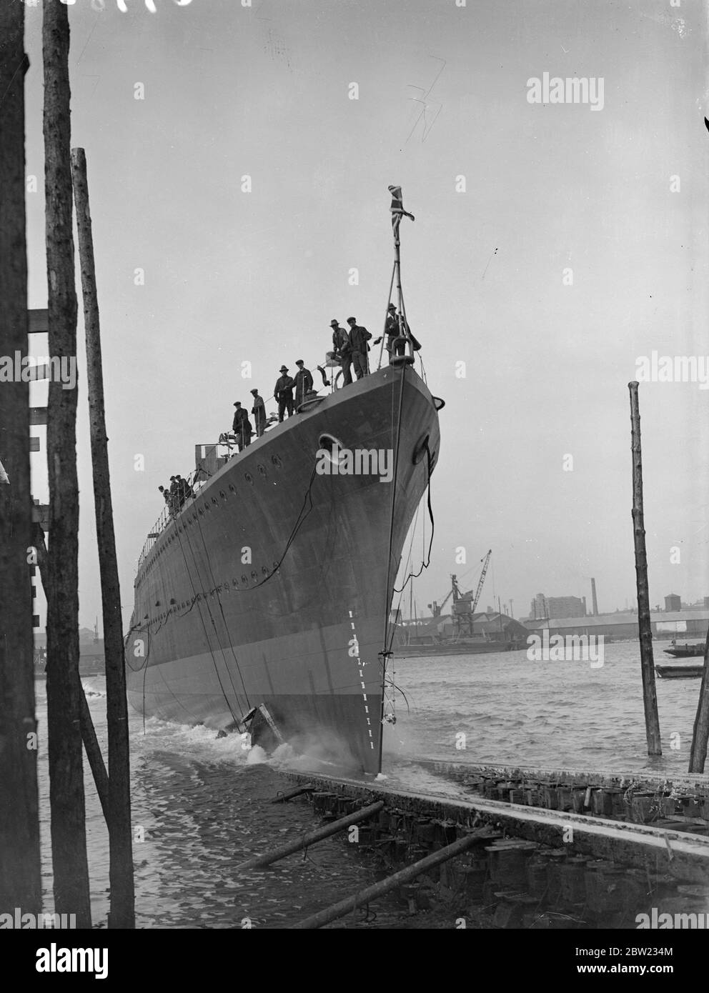 mohawk  taking the water at her launch. With an armaments of 84.7 inch guns double that of earlier destroyers the mohawk latest of the large tribe last destroyers was launched. It displaces 1850 t and 44,000 hp turbine engines which will give her a design speed of 36 knots. 5 October 1937. Stock Photo