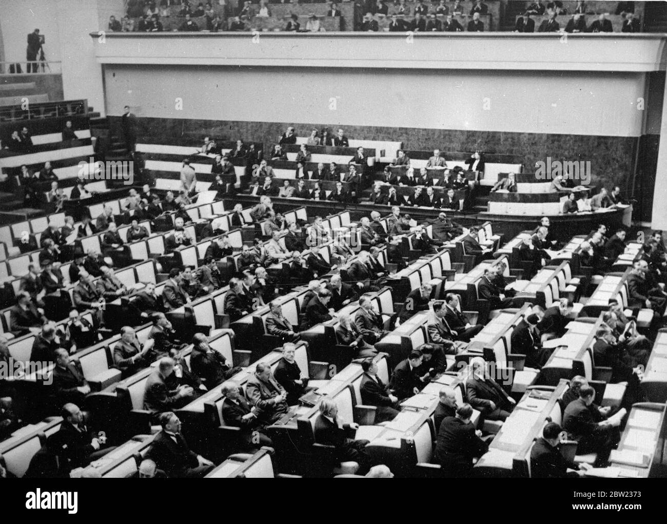 A view of the opening meeting at building. Under the presidency of the Aga Khan, the league of Nations assembly held its first meeting in the new league of Nations building at Geneva. There was no ceremony, but a resolution condemning the bombing of open Chinese towns and mask of non-combatants by Japan was supported by 52 nations. 29 September 1937. Stock Photo