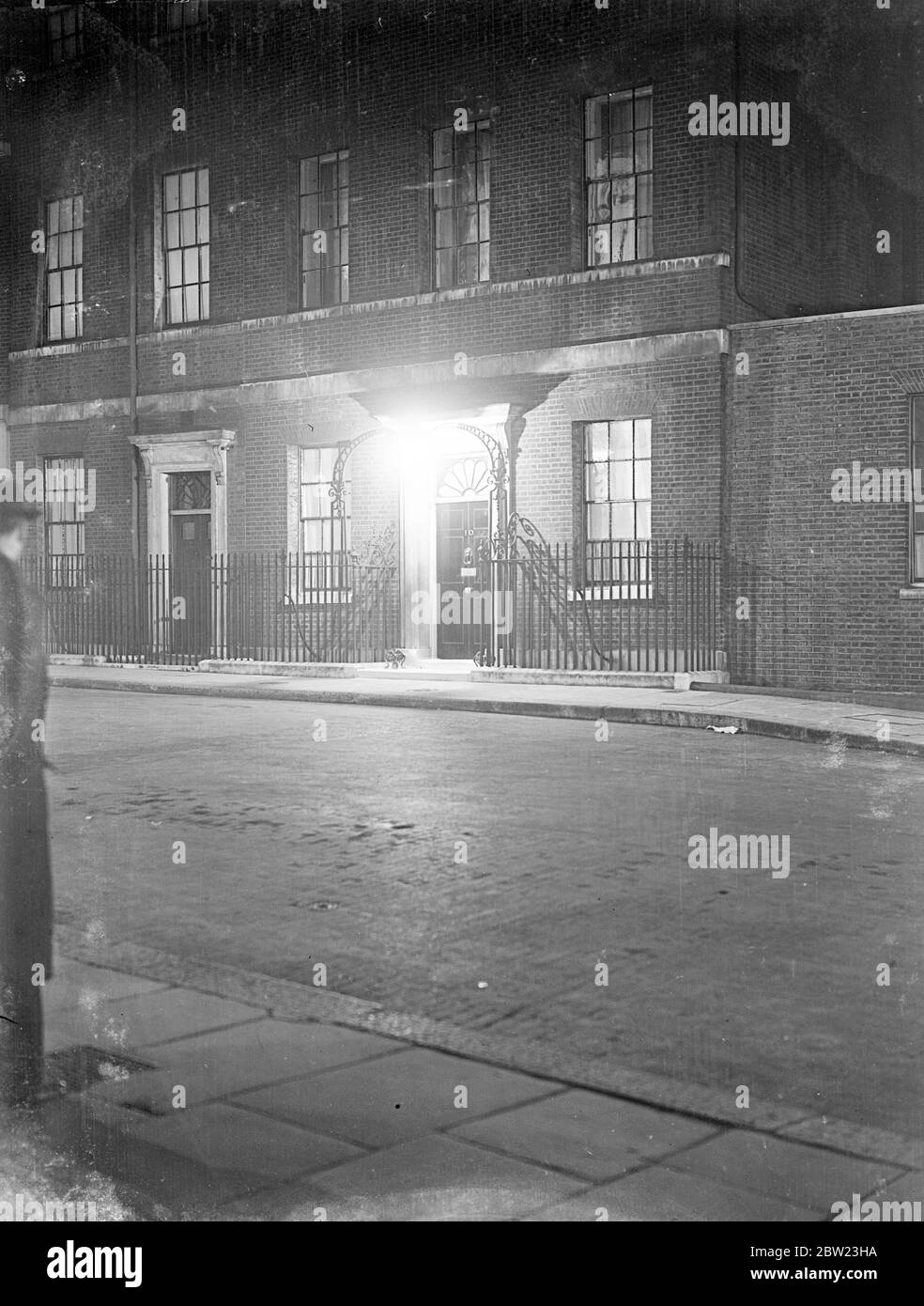 Lights of No 10 indicate crisis. No 10 Downing Street, official residence of Mr Neville Chamberlain, the premier, ablaze with lights as the House of Commons was in session to hear Mr Anthony Eden's explanation of his resignation from the post of Foreign Minister. Mr Chamberlain also addressed the House. 21 February 1938 Stock Photo