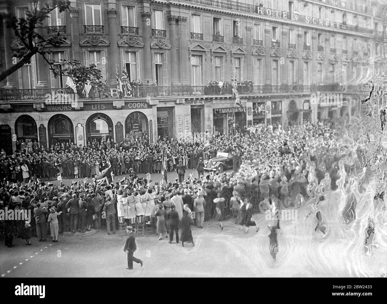 Paris. Cheers French Premier on his return from Munich. One of the most resounding welcomes ever given to a homecoming statesman was received in Paris by Edouard Daladier, the French Premier, when he returned from the successful Four Power 'peace conference' in Munich. Thousands of happy people lined the streets to cheer him. Stock Photo