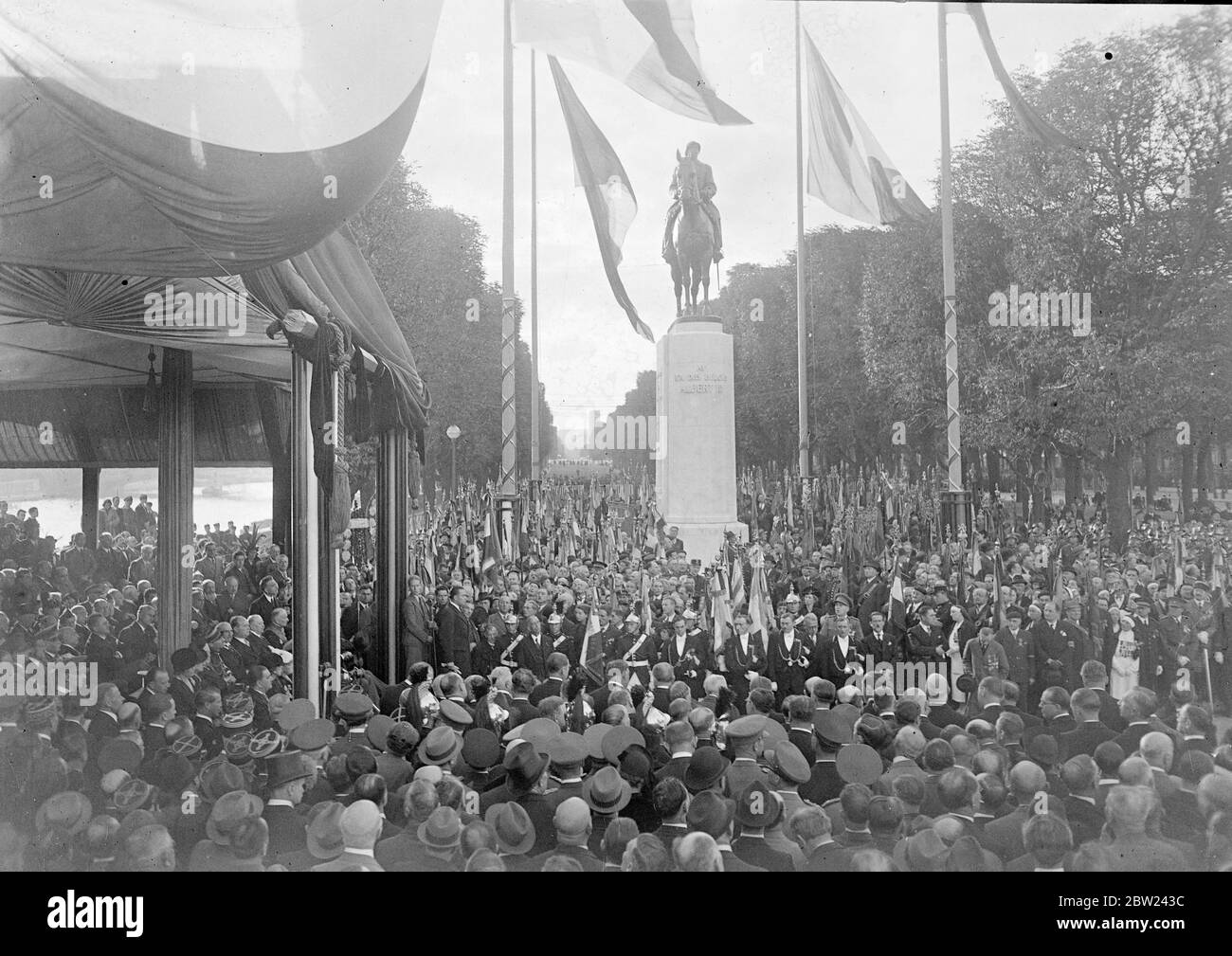 King Leopold of the Belgians, accompanied by President Lebrun and members of the Belgian royal family, unveiled the memorial in the Cours-la-Reine, near the Place de la Concorde, Paris, to his father, the late King Albert. Photo shows: A general view as King Leopold unveils the statue to his father. The Royal guests are on the left. 12 October 1938 Stock Photo