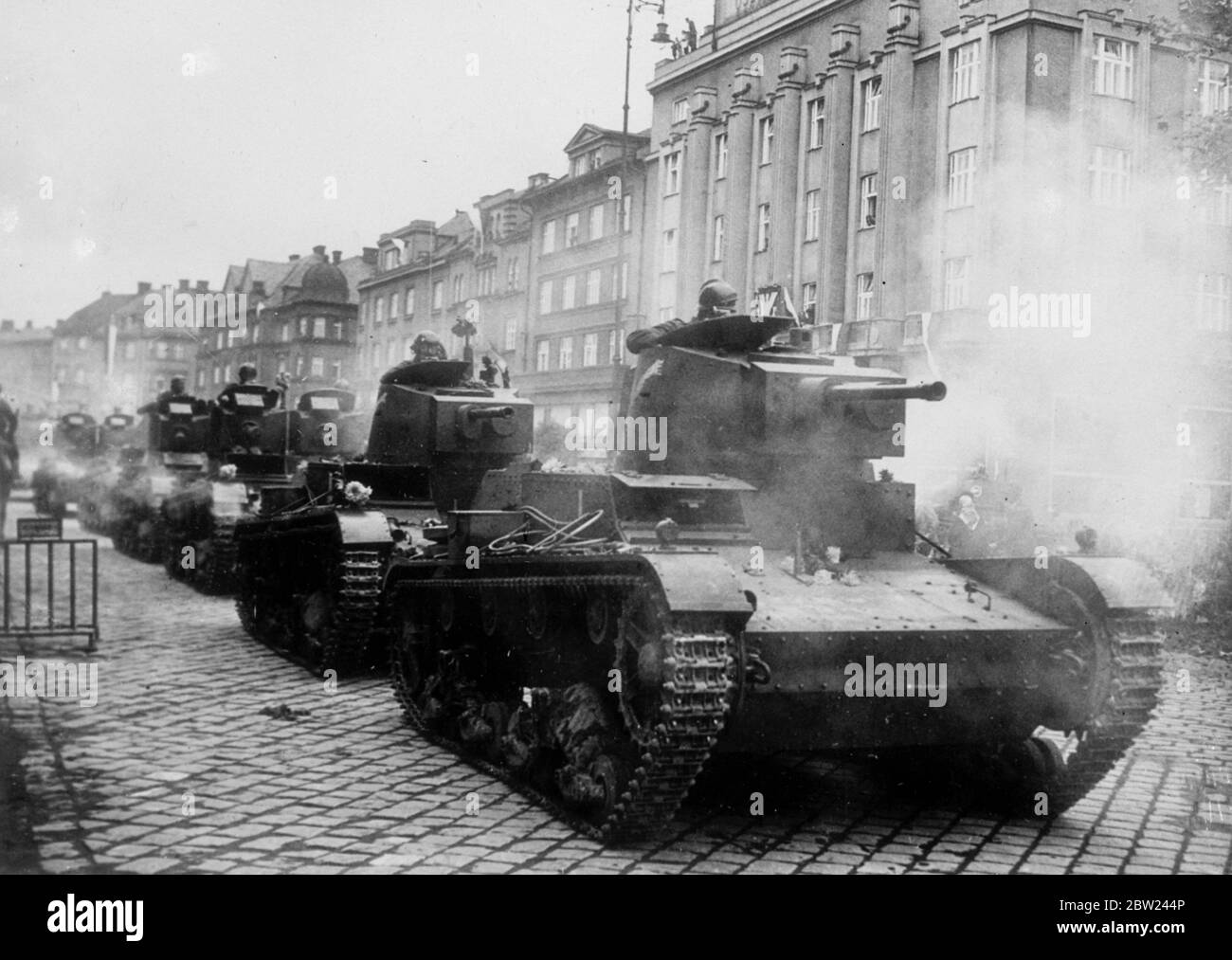 Polish forces are now in occupation of Teschen, the Polish minority district, which was ceded to Poland by Czechoslovakia in compliance with the ultimatum from Poland. The Polish demand came simultaneously with a German diplomat victory in the Sudetenland disputes. Photo shows: A column for Polish tanks passing through the street. October 1938 Stock Photo
