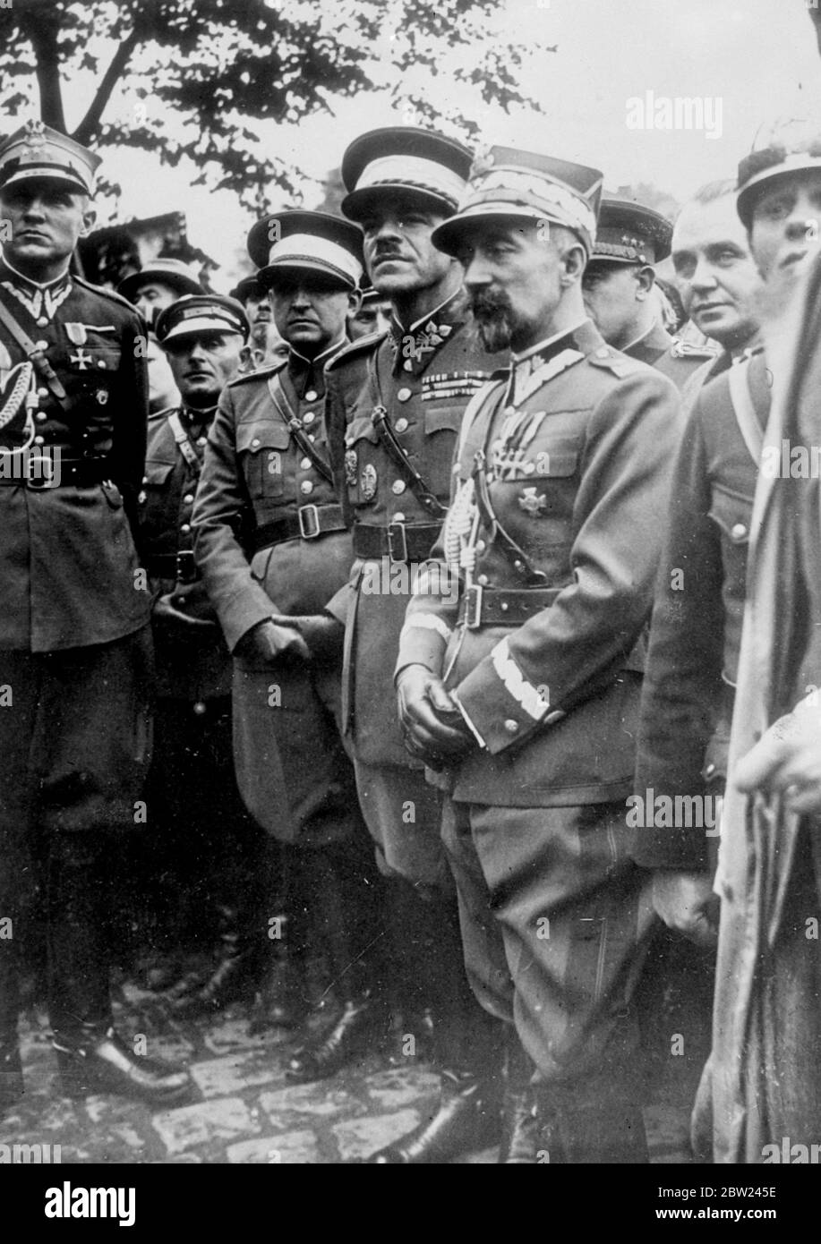 Polish forces are now in occupation of Teschen, the Polish minority district, which was ceded to Poland by Czechoslovakia in compliance with the ultimatum from Poland. The Polish demand came simultaneously with a German diplomatic victory in the Sudetenland disputes. Photo shows: General Malinowski of the Polish army, right, with General Hrabozik of Czechoslovakia and Lieutenant Colonel Szincel, as Polish forces took over. October 1938 Stock Photo