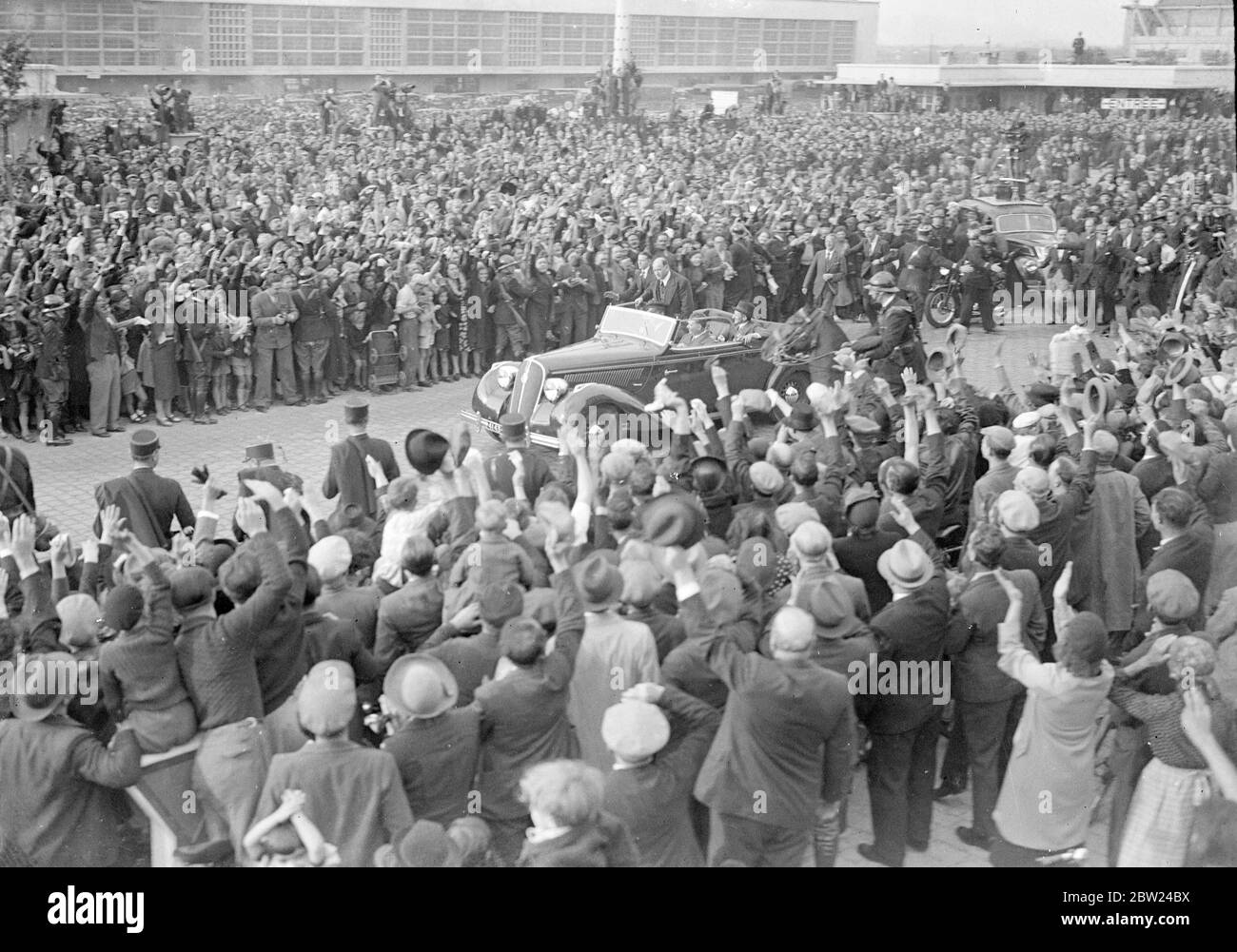 Edouard Daladier, welcomed by relieved thousands in Paris. Sharing a common relief with the other peoples of Europe at the prospect of peace, thousands gathered at Le Bourget Aerodrome, Paris, to welcome M Edouard Daladier, French Premier home from Munich, where he took part in the four power conference on the Czech problem that ended in an agreement. 30 September 1938 Stock Photo