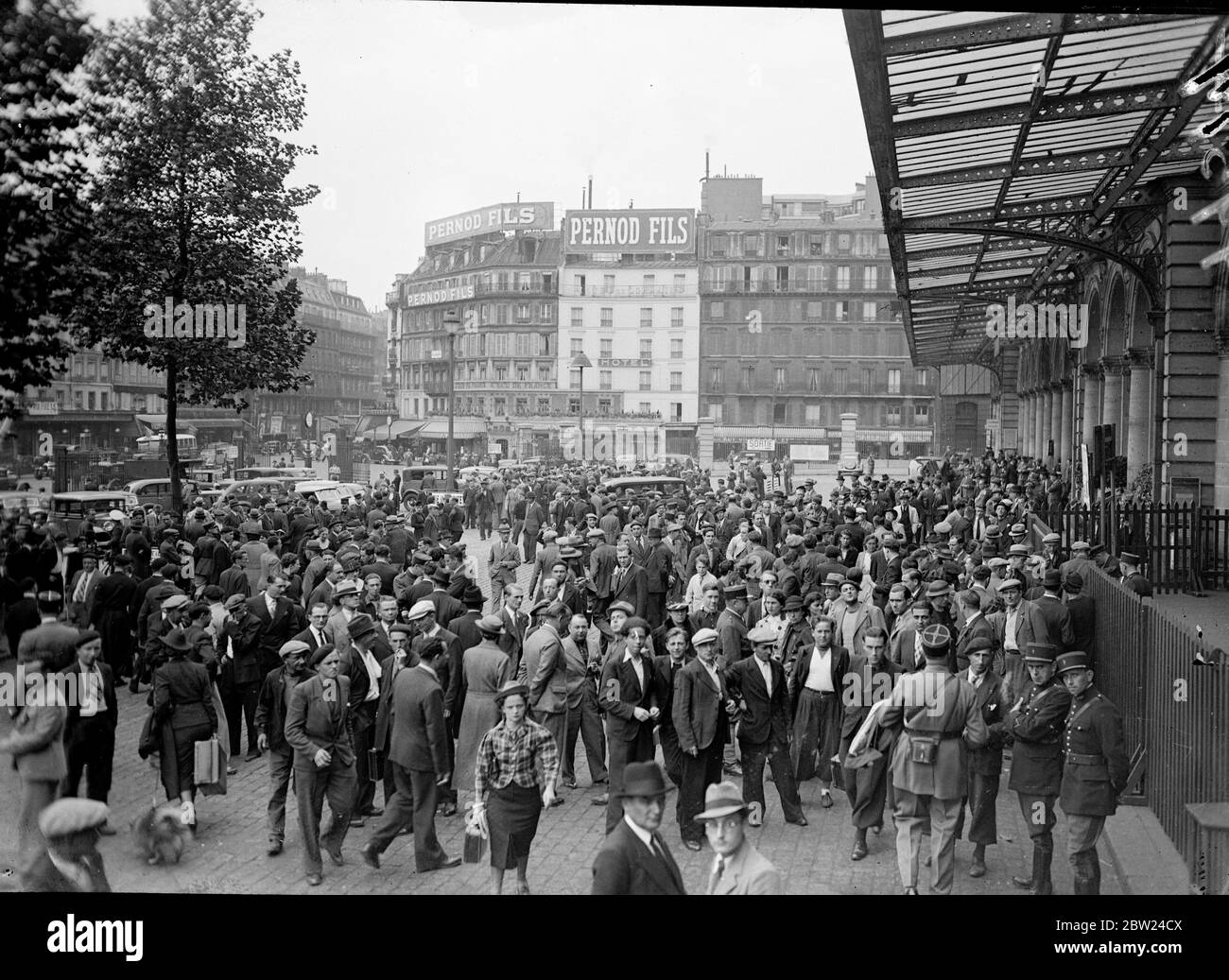 French reservists leave for the Maginot line. Large numbers of French reservists are leaving the Gare de l'Est in Paris for post on the Maginot Line, the great fortifications on the eastern frontier. Following the call up the reservists France has more than 1 million men under arms in case she should be called upon to fulfil her treaty obligations to Czechoslovakia. Photo shows, the busy scene at the Gare de L'Est is reservists waited to entrain for the Maginot Lane. 25 September 1938 Stock Photo