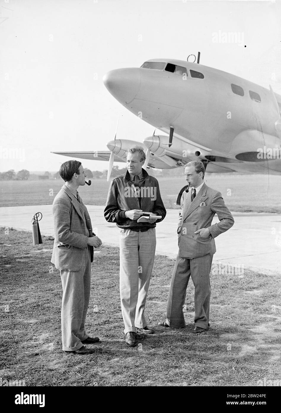 Special series of Geoffrey de Havilland during the test flight of the prototype DH.91 Albatross, G-AEVV, over Hatfield, September 1938 Stock Photo