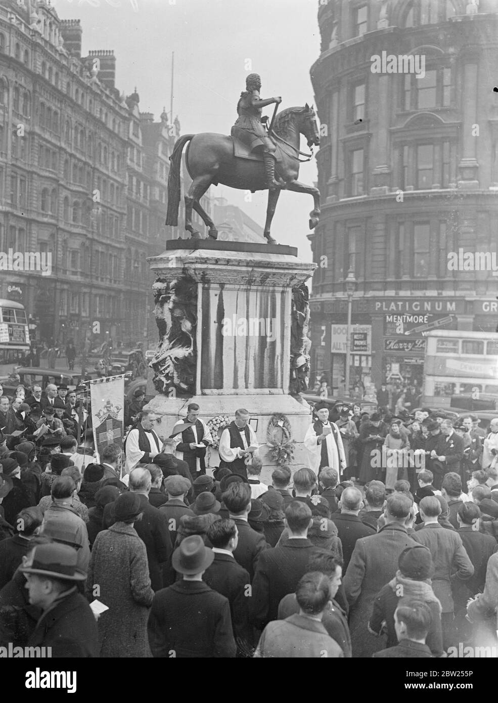 Ceremony at Charles I statue of 289th anniversary of 'Martyr Kings' execution. To commemorate the 280 19 anniversary of the execution in Whitehall of King Charles I, a ceremony took place at the Charles first statue, Charing Cross, where wreaths were laid. King Charles was beheaded on 30 January 1649. Photo shows, a general view of the ceremony at the Charles I statue. 31 January 1938 Stock Photo