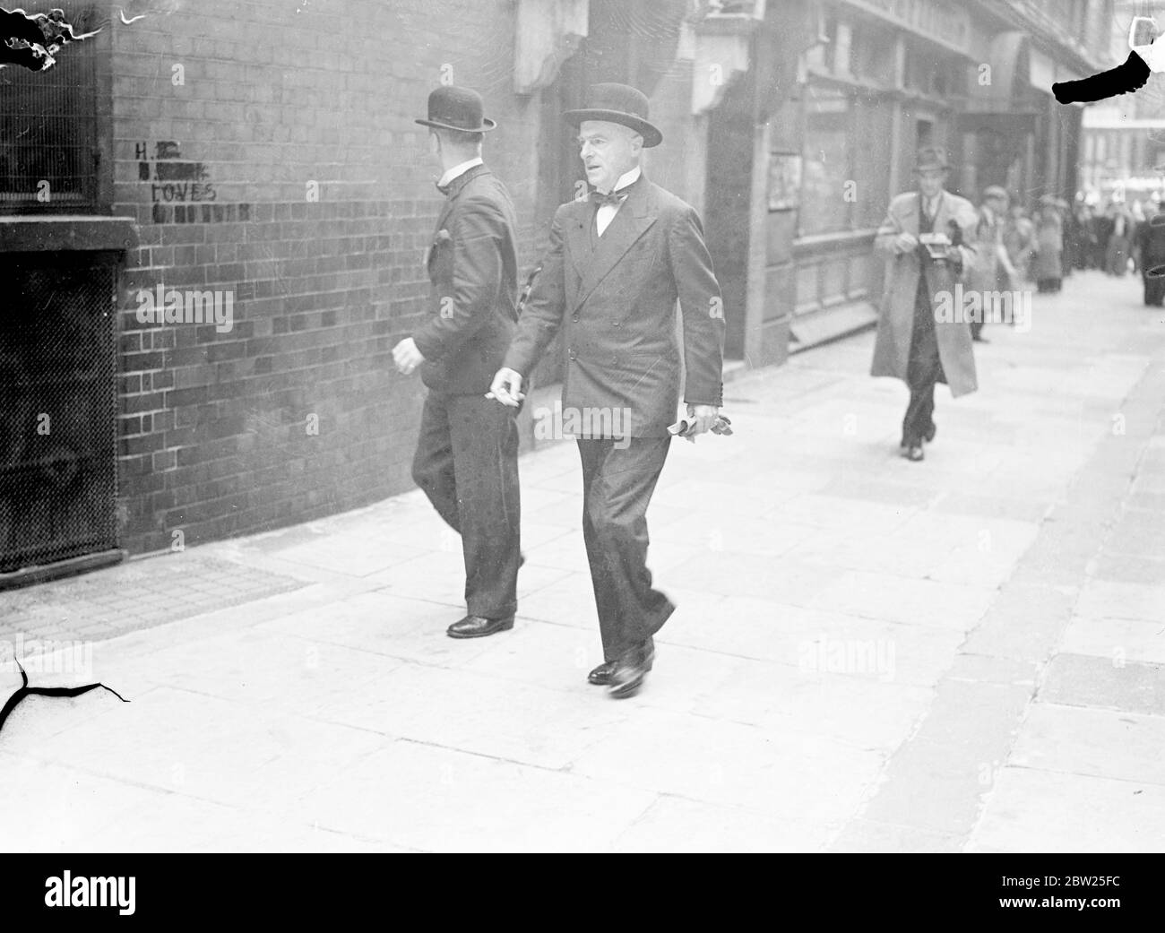 K C leave Bow Street after Count Haugwitz Reventlow appears. Sir Patrick hastings, KC who represented Countess haugwitz Reventlow and mr Norman Birkett, KC, appearing for Count Haugwitz Reventlow, were present at Bow Street police court when Count Haugwitz reventlow, who had been arrested immediately after his arrival in London from paris, appeared. A warrant for the Count's arrest was issued after the Countess visited Bow Street last week following rumours of kidnap threats to their son, Lance. Photo shows,Sir Patrick Hastings leaving Bow Street. 1 July 1938 Stock Photo