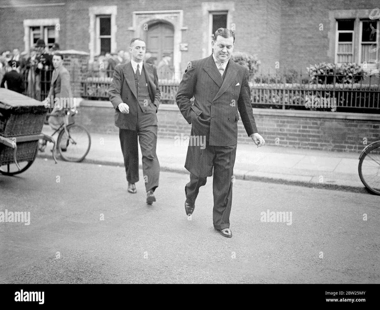 Detective officers at Wimbledon police court as brain appears on murder charge. George Brain, 27 year old van driver of Richmond, Surrey, appeared at Wimbledon appeared at Wimbledon Police Court on a charge of murdering Mrs Muriel Atkins, who was found dead in Somerset Road, Wimbledonn. Photo shows, in the foreground Divisional Detective Inspector Henry 26 July 1938 Stock Photo