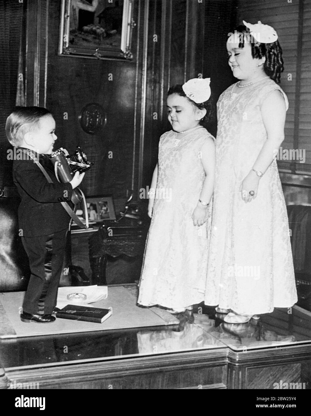 World's smallest man in New York. Paul de Rio, 18 year old midget and the  smallest man in the world, photographs his tiny sisters, Doloras, aged 19,  and Trinidad, aged 23 in