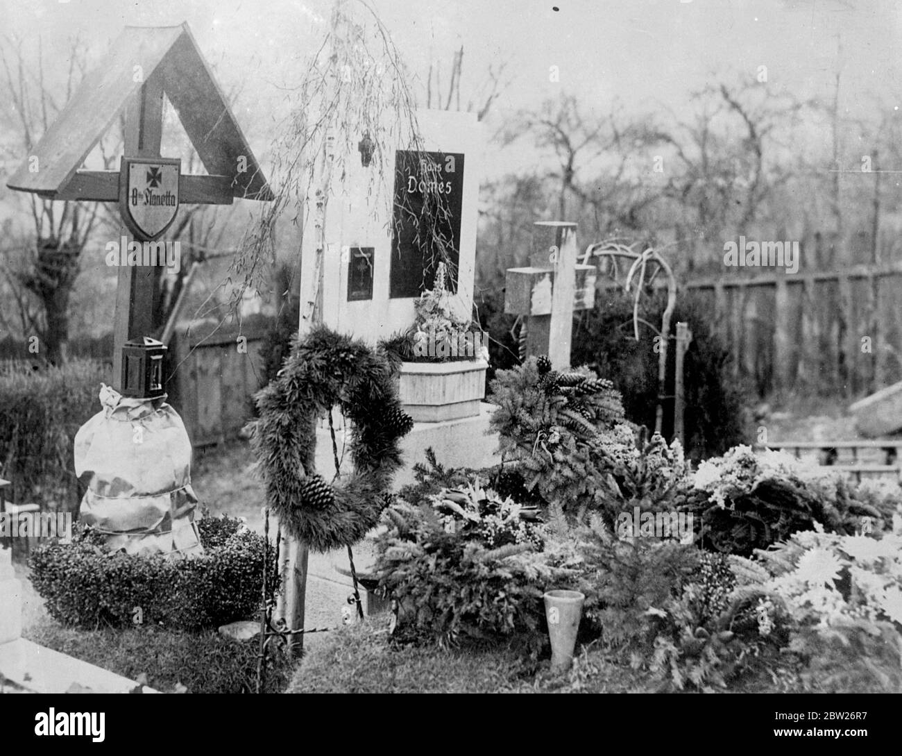 Austrian Nazi tributes on grave of Dollfuss assassin. Austrian Nazi, jubilant at their new found 'freedom', placed wreaths on the grave in Vienna of Planetta, who was hanged in July, 1934, for his part in the assassination of Chancellor Dollfuss. 25 February 26 1938 Stock Photo