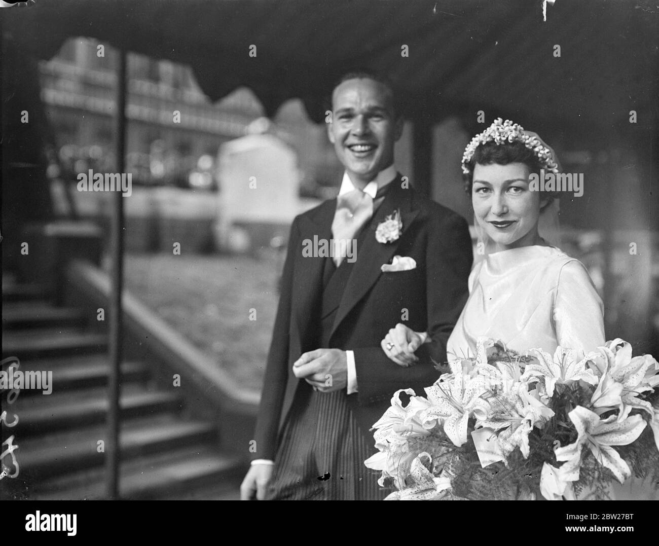 The bride and groom leaving the cathedral after the ceremony. Miss Elizabeth Coates, daughter of Sir Clive and Lady Celia Coates, was married to Mr William Harris at Southwark Cathedral. The Archbishop of York and the master of the temple assisted at the ceremony. 15 July 1937. Stock Photo