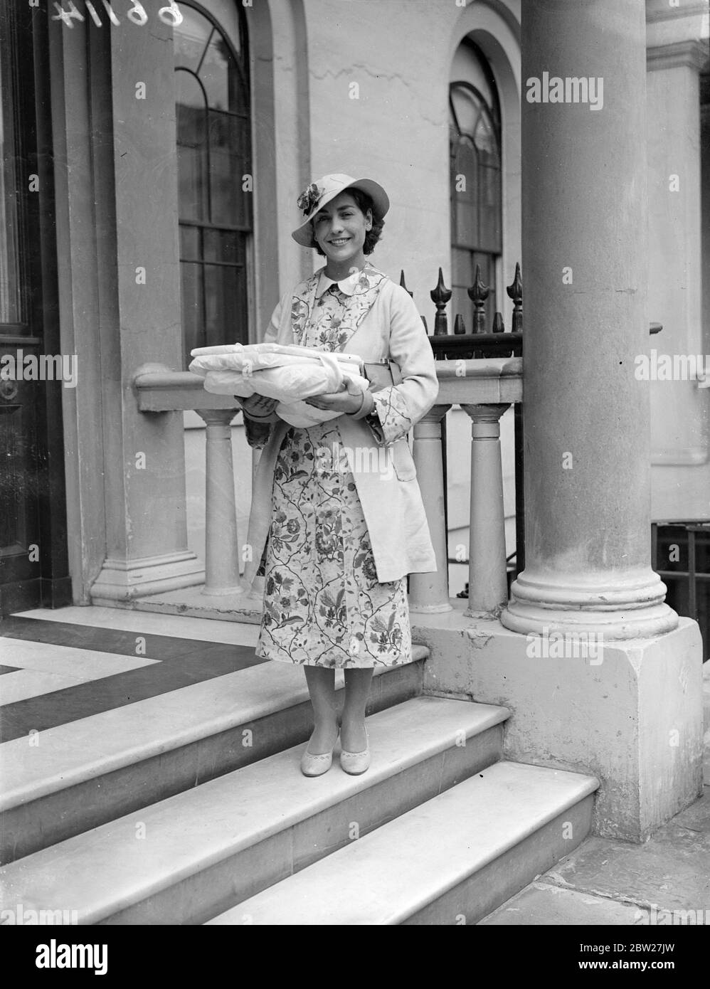 Miss Mary Falloona, the Irish Linen Queen, called at 3 Belgrave Square, to make a presentation of Irish Linen to the Duchess of Kent for Princess Alexandra. Miss Falloona was company by Major A. C. Herdman, Chairman of the Irish Linen Guild. 1 July 1937 Stock Photo