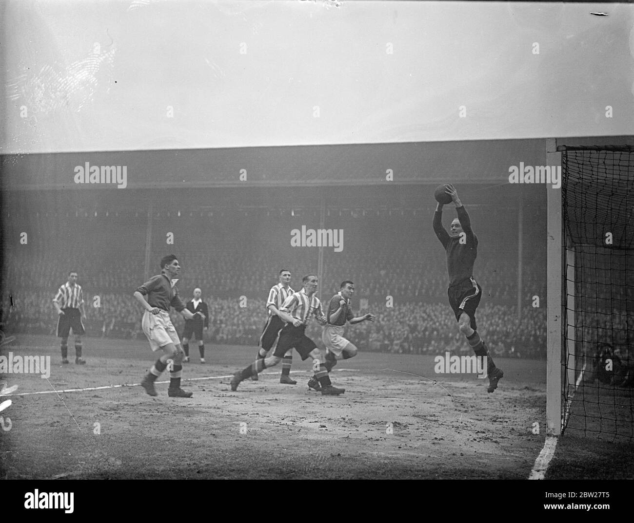 Joe Crozier says from a corner. Brentford and Portsmouth in cup match. Brentford, the league leaders, met Portsmouth in their fourth-round cup tie at Griffin Park, Rainford. 22 Janary 1938 Stock Photo