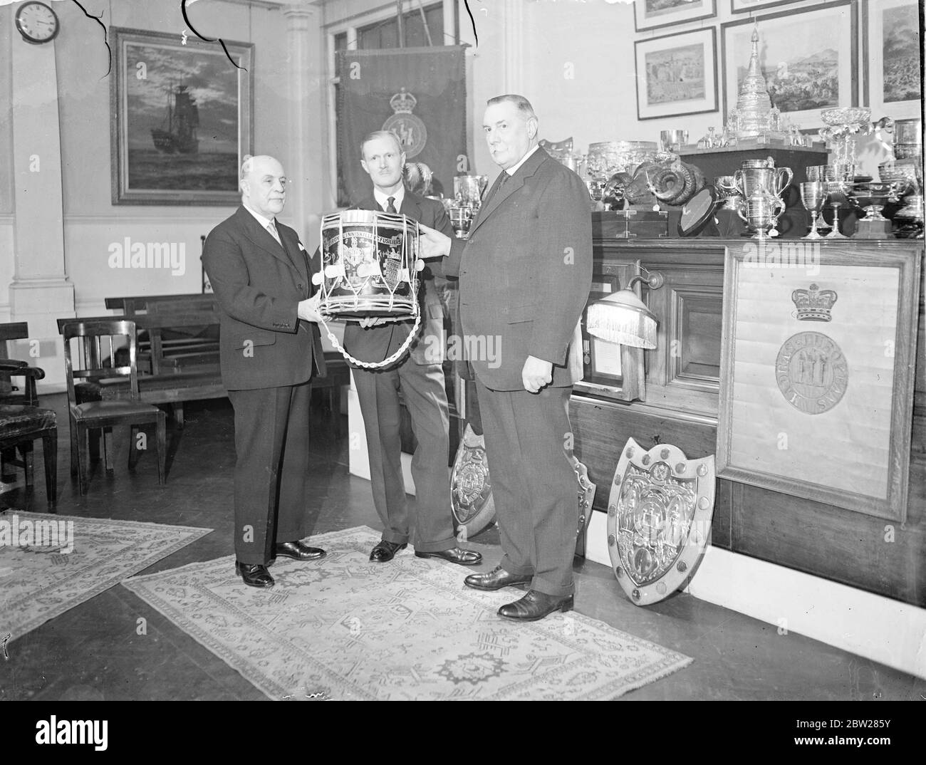 Lost war drum restored in London to reformed Inniskilling Fusiliers. Found by French peasant at the side of a road in France when the 2nd Battlalion Royal Inniskilling Fusiliers were engaging the Germans at La Cateau, a war stained drum was restored to representatives of the re-formed battlalion at the Royal United Services Institution in Whitehall, London. The Inniskillings, who were part of the 'Old Contemptible' fought at La Cateau in August 1914. After the war they were disbanded by the battlalion , but the battalion was recently reformed. They now carry the honour 'La Cateau' on their col Stock Photo