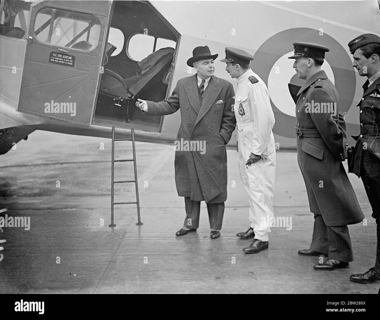 Mr Hore Belisha , leaves Hendon Aerodrome for Ulster. Mr Leslie Hore Belisha, the War Minister, left Hendon Royal Air Force Aerodrome for a visit of inspection to the Northern Ireland District. He will be the guest of Lord and Lady Londonderry at Monntstewart during his stay. But the shows, Mr Leslie Hore Belisha in conversation with Squadron Leader Goode (in white) at Hendon Aerodrome. 12 January 1938 Stock Photo