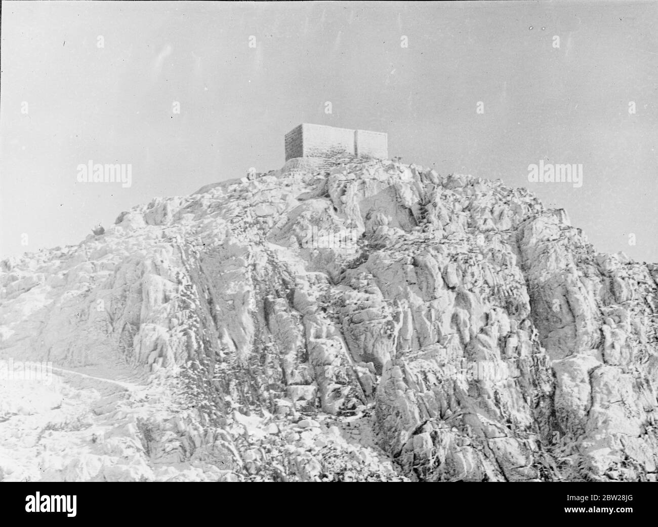 American observatory on the 'The Mount of Moses in Egypt'. Set on the highest peak in Egypt, the rugged, snowcapped Mount Sinai , which rises 11,000 feet above the arid deserts of the Sinai Peninsular, is the Solar Observatory of the Smithsonian Institution of America. Here, a staff of scientists carry out their observations of the heavens. Mount Sinai, which is on the peninsula of the head of the Red Sea, between the Gulfs of Akabah and Suez, is known to the Arabs as 'Tebel Muse', Mount of Moses. Photo shows, the lonely solar observatory of the Smithsonian Institution on the peak of rugged Mo Stock Photo