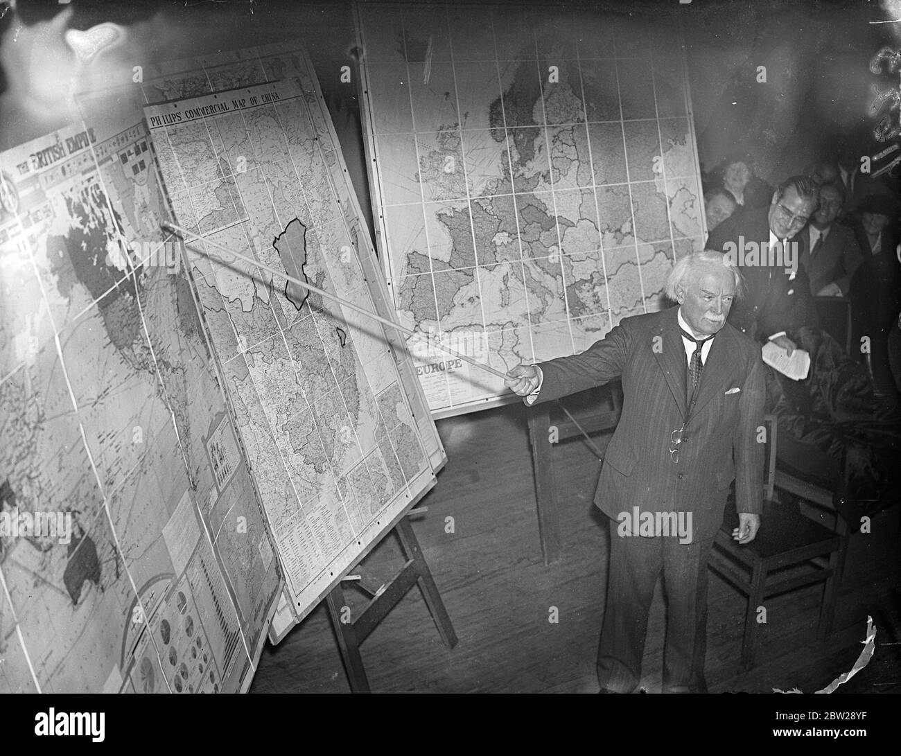 Mr Lloyd George, using maps to illustrate London speech on foreign situation. A survey of the foreign situation was made by Mr David Lloyd George at the meeting of the London and Home Counties Councils of action in Caxton Hall, Westminster. He used a novel method of illustrating his speech from large-scale maps. Many MPs belonging to the council's parliamentary group were present. 2 December 1937 Stock Photo