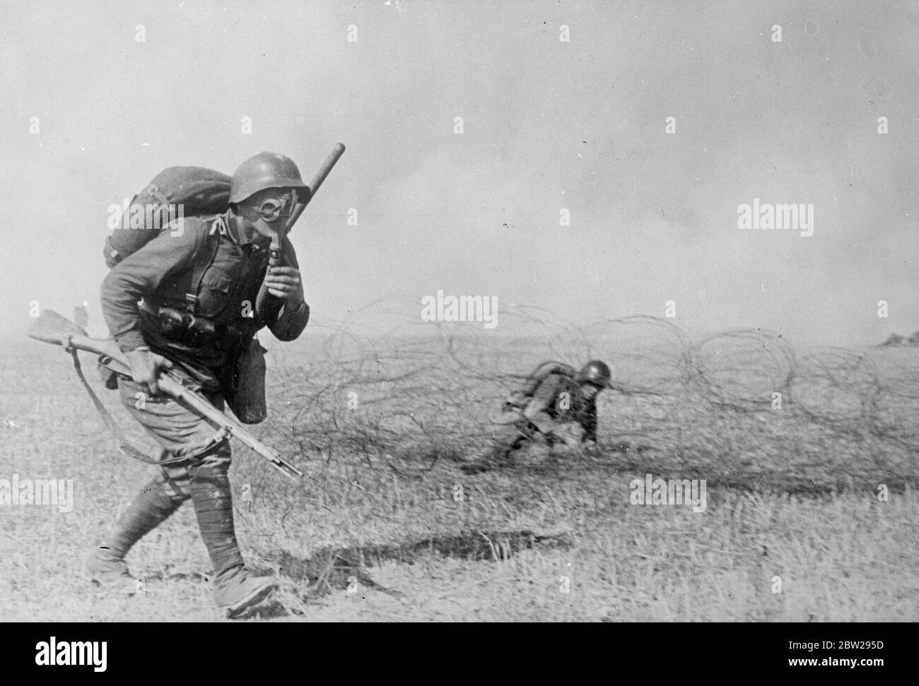 'Gas' and barbed wire in Russian manoeuvres. The art of overcoming barbed wire of obstructions during a poison gas attack demonstrated by soldiers of the Red Army taking part in the autumn manoeuvres of the Moscow military district. 31 October 1937 Stock Photo