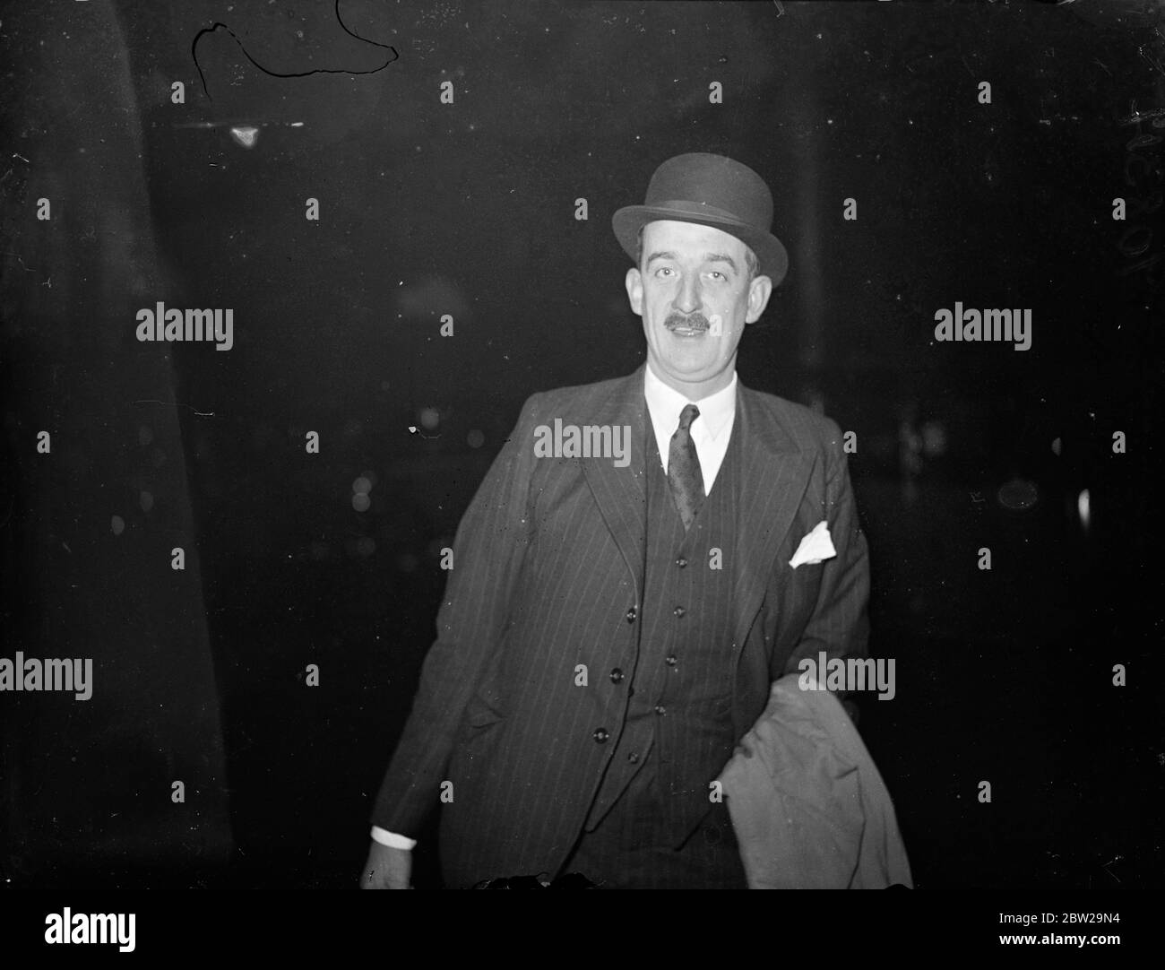 Bath police chief in London to probe death mystery of Ellen Ruddle's friend!. The strange mystery surrounding the death of miss Ellen Ruddle, the Bath and drug addict whose body was recently exhumed, spread to London when superintendent Ashworth, deputy Chief Constable of Bath, arrived at Paddington to reopen investigations into the death of a friend, Miss Eve Maud Mabbott, a 34-year-old nurse, at Highbury. Miss Mabbott died at Highbury and an open verdict was returned at the inquest. Superintendent Ashworth is also investigating the death of Miss Ruddle, who he was established, died from morp Stock Photo