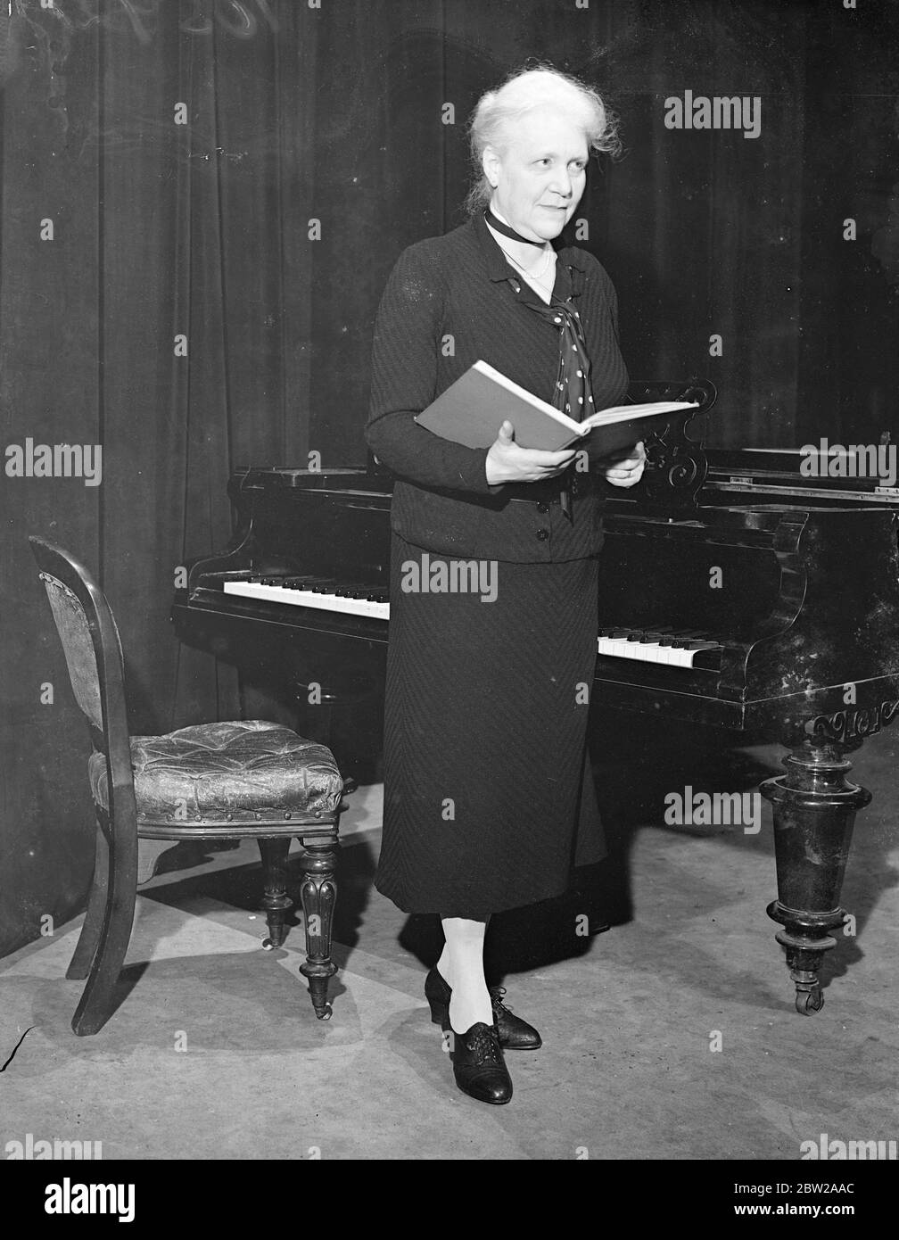 Austrian woman authority on opera lectures at Sadler's Wells. Official lecturer to the renowned Salzburg Festival, Frau Mitia Mayer Lismann of Austria, is lecturing on Beethoven's opera 'Fidalio' to the Vic Wells Opera company at the Sadlers Wells, Islington, London.. 25 October 1937 Stock Photo