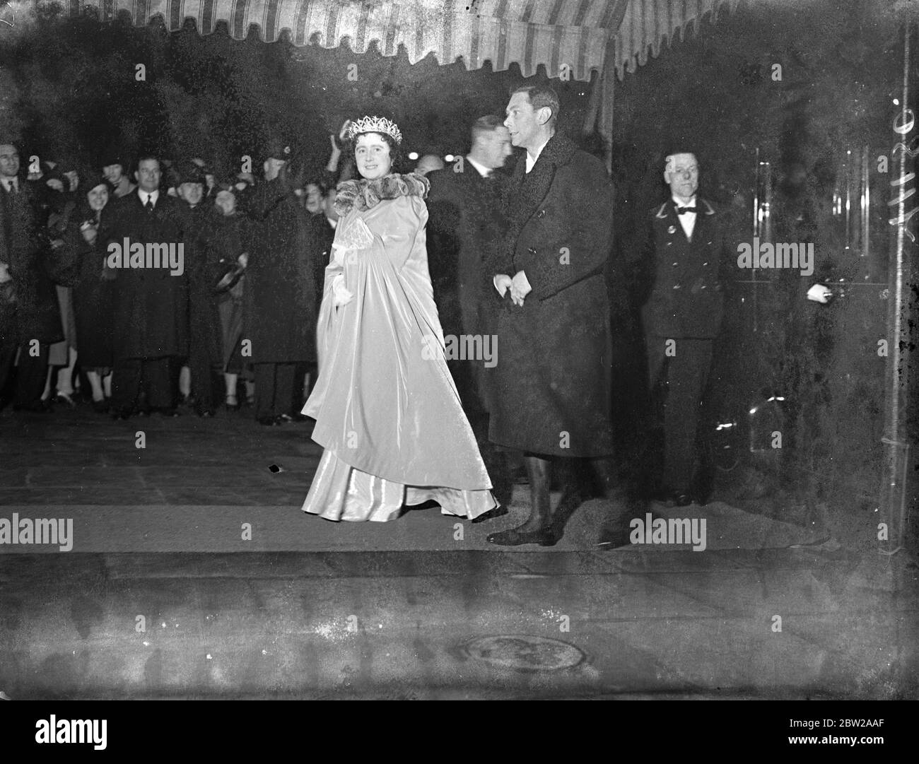 King and Queen guest of King Leopold at the Belgian Embassy. The King and Queen, Queen Mary, and the Premier, Mr Neville Chamberlain, whether guest of King Leopold of the Belgians at the dinner given at the Belgian Embassy in Belgrave square. Photo shows, the King and Queen arriving at the Belgian Embassy 17 November 1937 Stock Photo