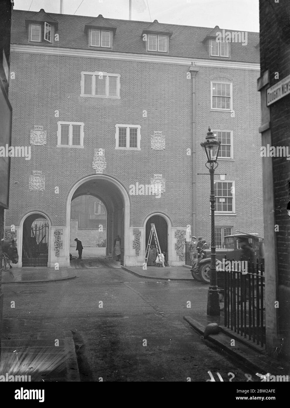 Empire students home new buildings to be opened by Queen Mary. Men are working day and night to finish off the new buildings of London House, Guilford Street, which are to be opened by Queen Mary, on Friday. London house is the centre of London Collegiate life for Dominion and Colonial students. Photo shows, a view of the entrance to the quadrangle. 1 September 937 Stock Photo